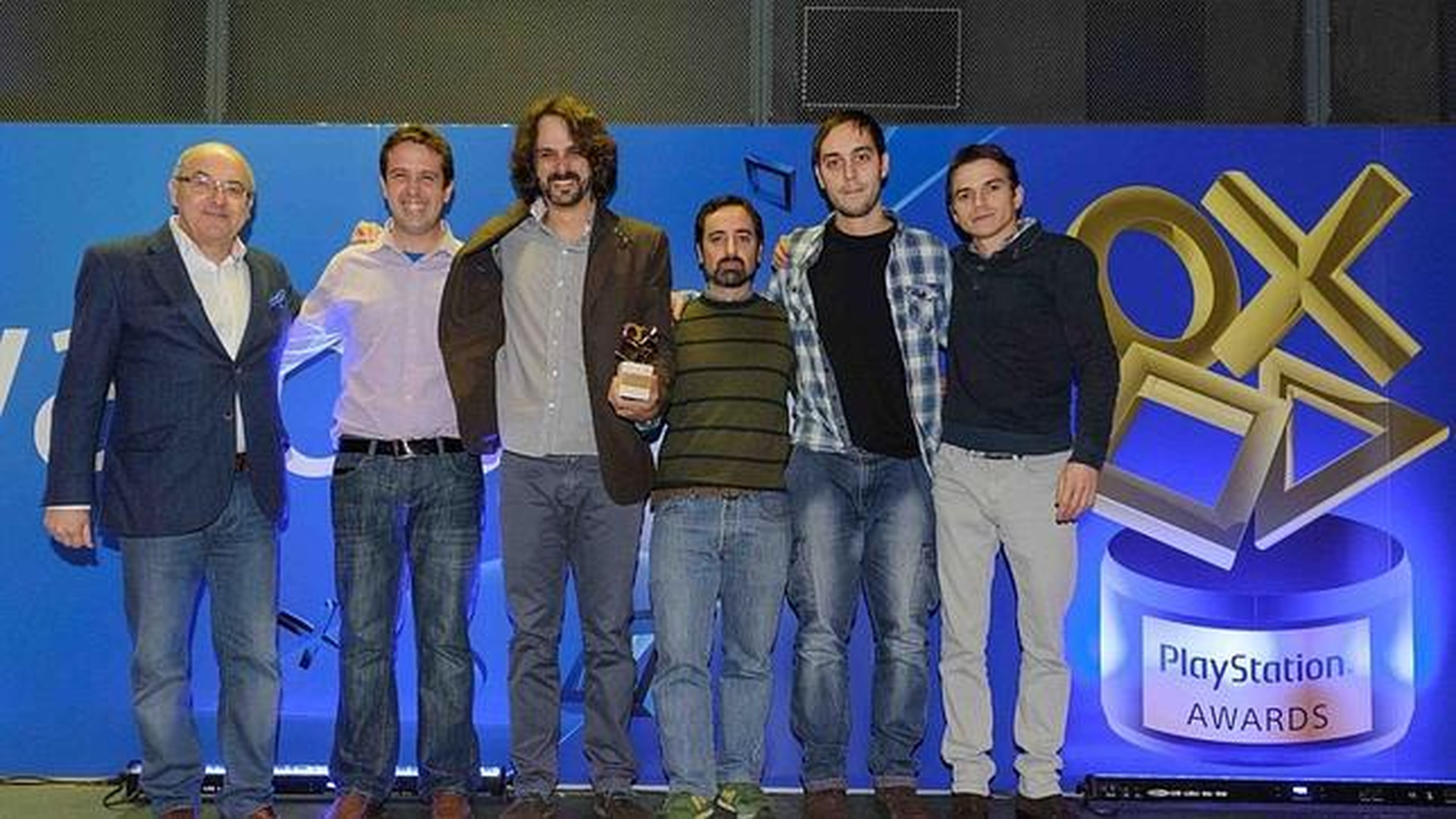 El equipo de Animatoon Studios con su trofeo de ganadores de los I Premios PlayStation, junto a James Armstrong