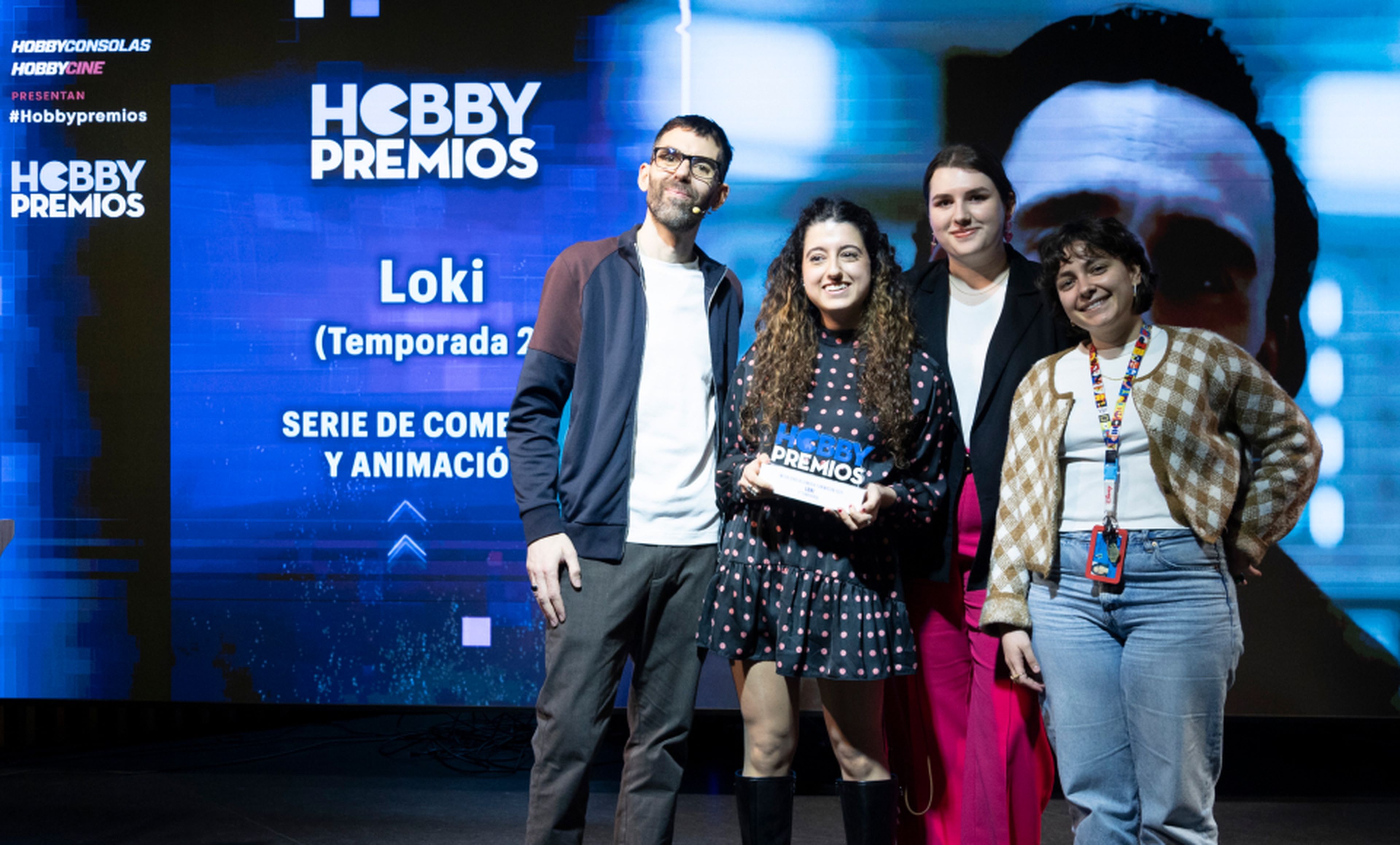 De izquierda a derecha: Ekaitz Ortega, coordinador de HobbyCine junto al equipo de PR de Disney recogiendo el premio a mejor serie de comedia y animación para Loki (Temporada 2).