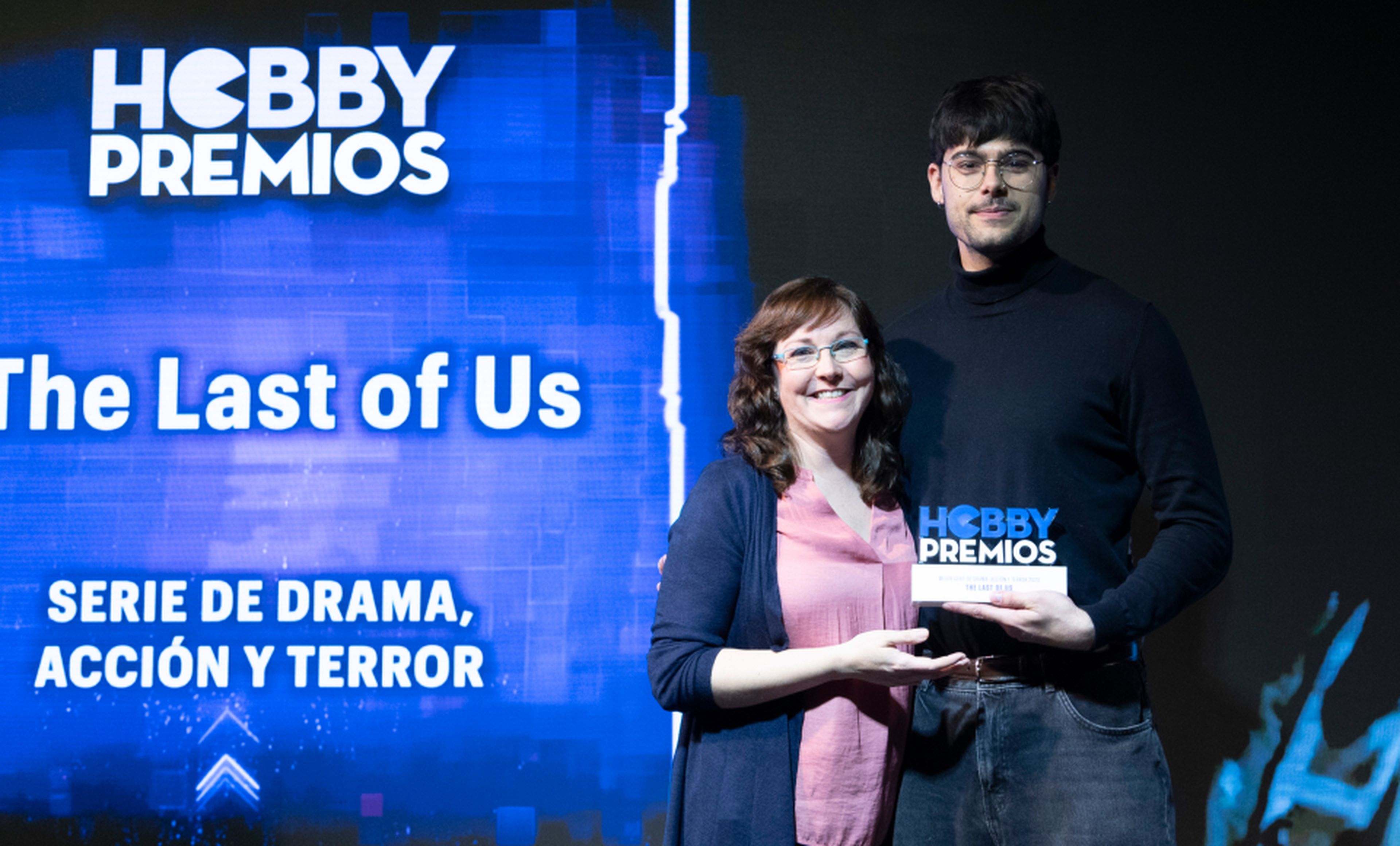 Raquel Hernández, redactora de HobbyCine entrega a Aarón García de HBO el premio a mejor serie de drama, acción y terror para The Last of Us.