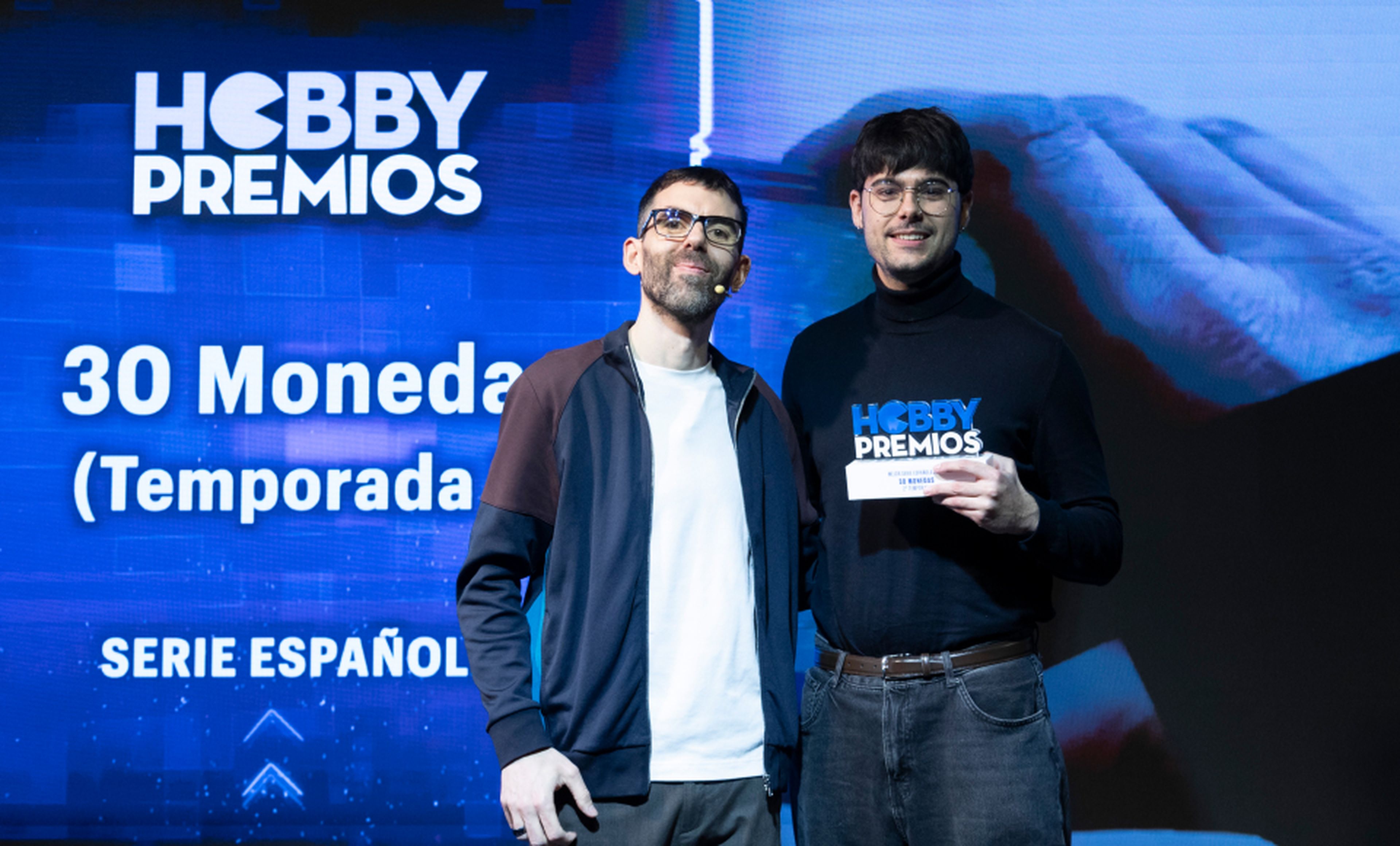De izquierda a derecha: Ekaitz Ortega, coordinador de HobbyCine, entrega a Aarón García de HBO el premio a mejor serie española para 30 monedas (Temporada 2).