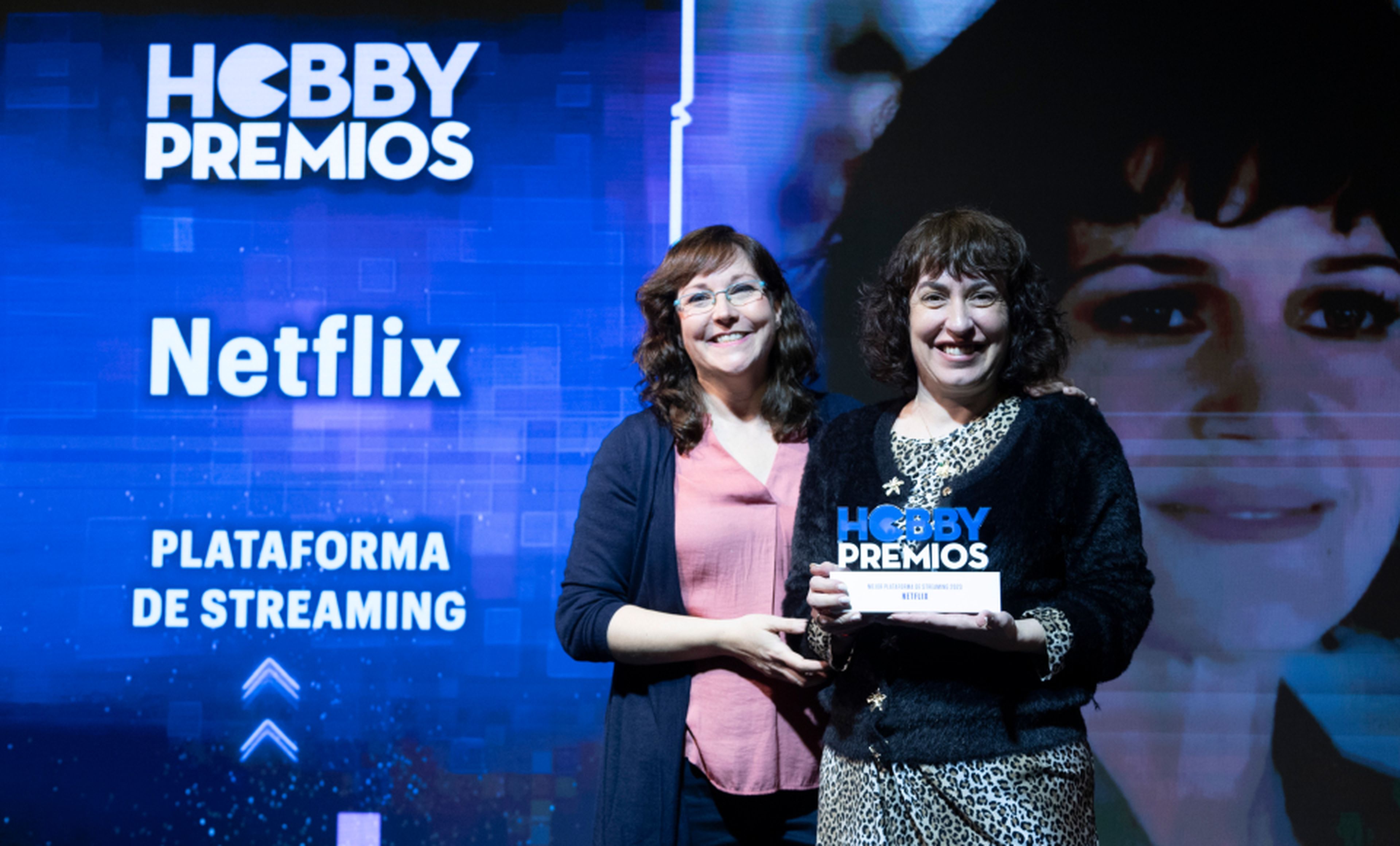 De izquierda a derecha: Raquel Hernández, redactora de HobbyCine entrega a Rut Rey, PR Senior de Netflix el premio a la plataforma de streaming preferida por la audiencia.