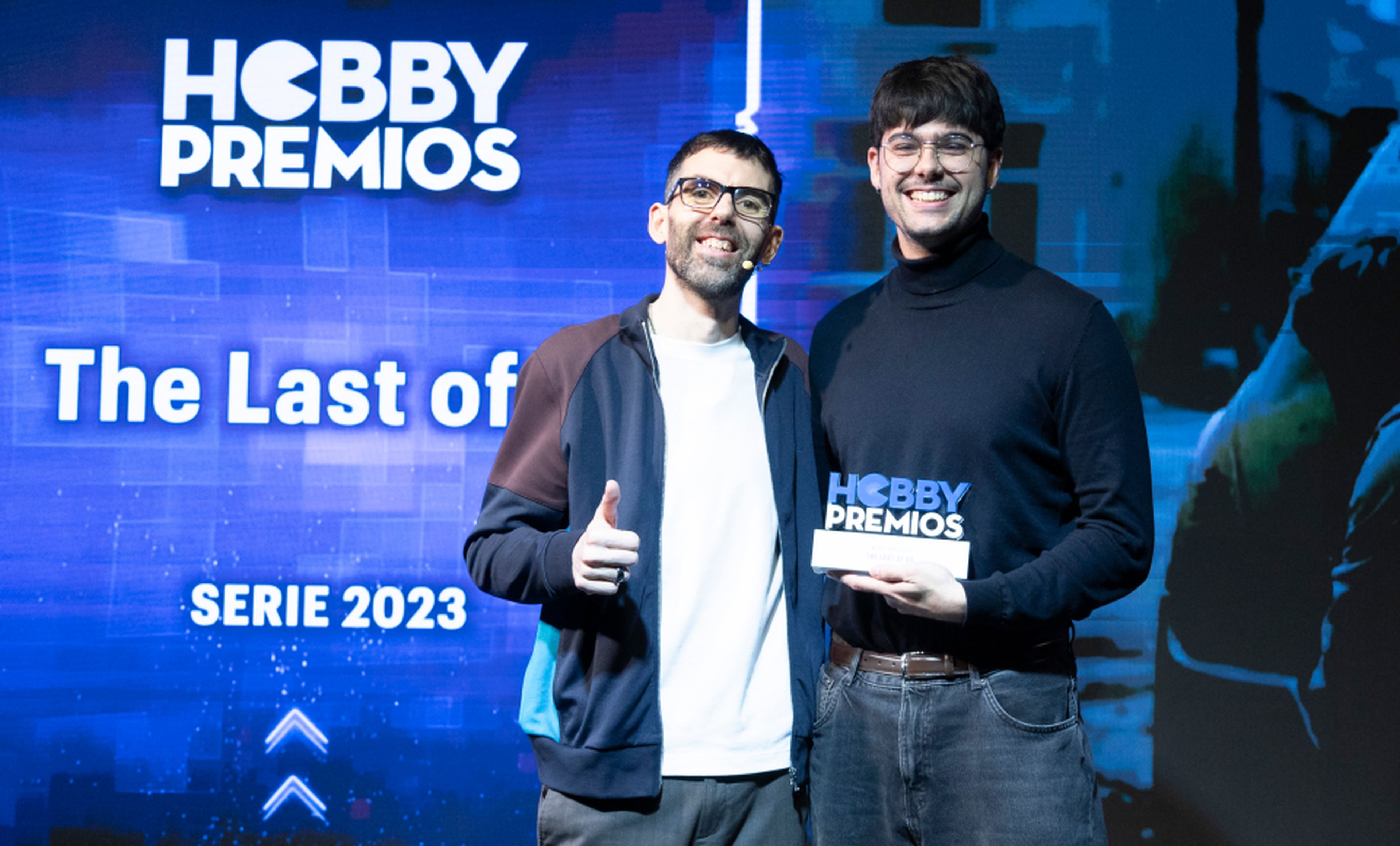De izquierda a derecha: Aarón García de HBO recoge de manos de Ekaitz Ortega, coordinador de HobbyCine el premio a mejor serie absoluta para The Last of Us. 