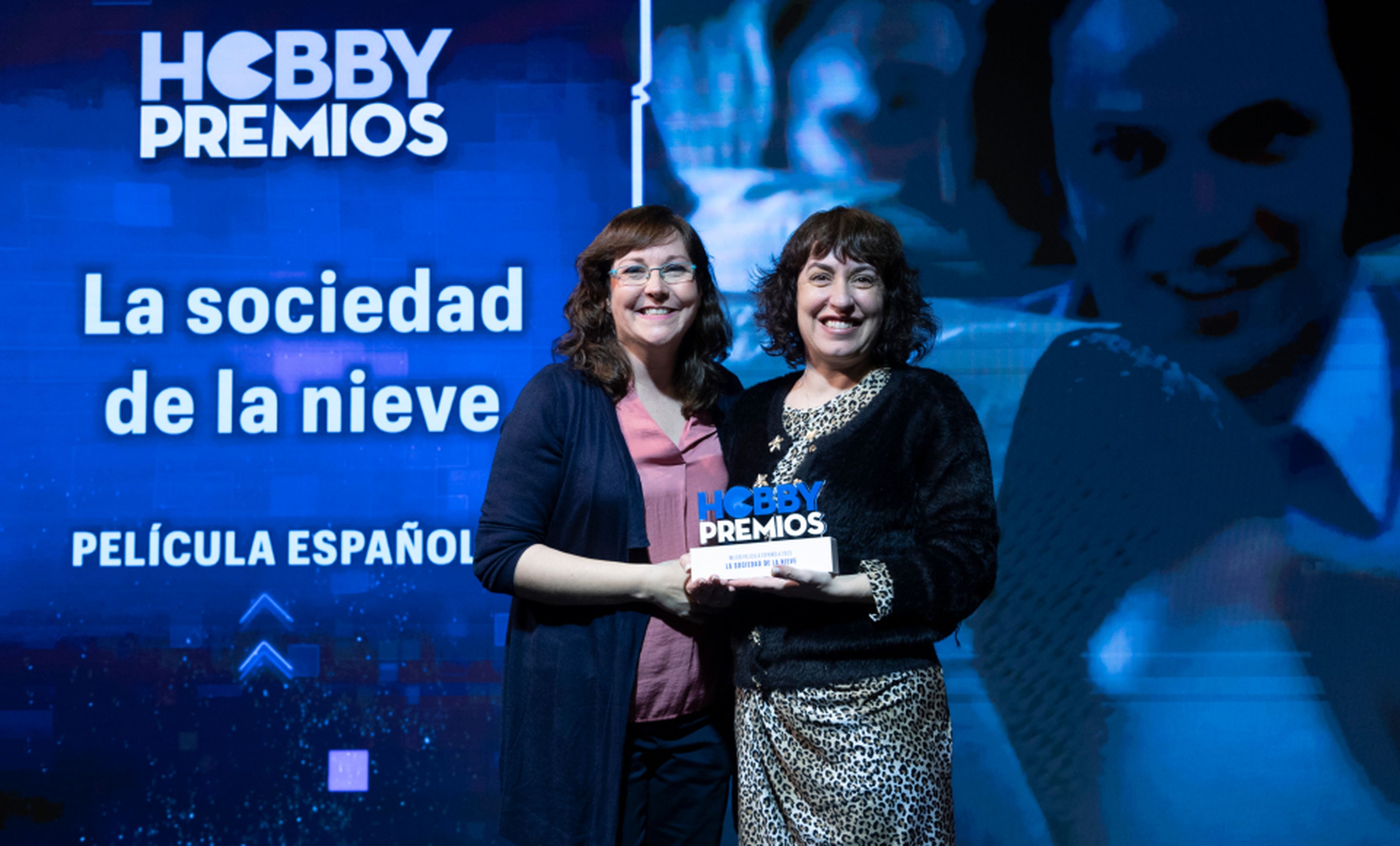 De izquierda a derecha: Raquel Hernández, redactora de HobbyCine entrega a Rut Rey, PR Senior de Netflix el premio a mejor película española por La sociedad de la nieve.