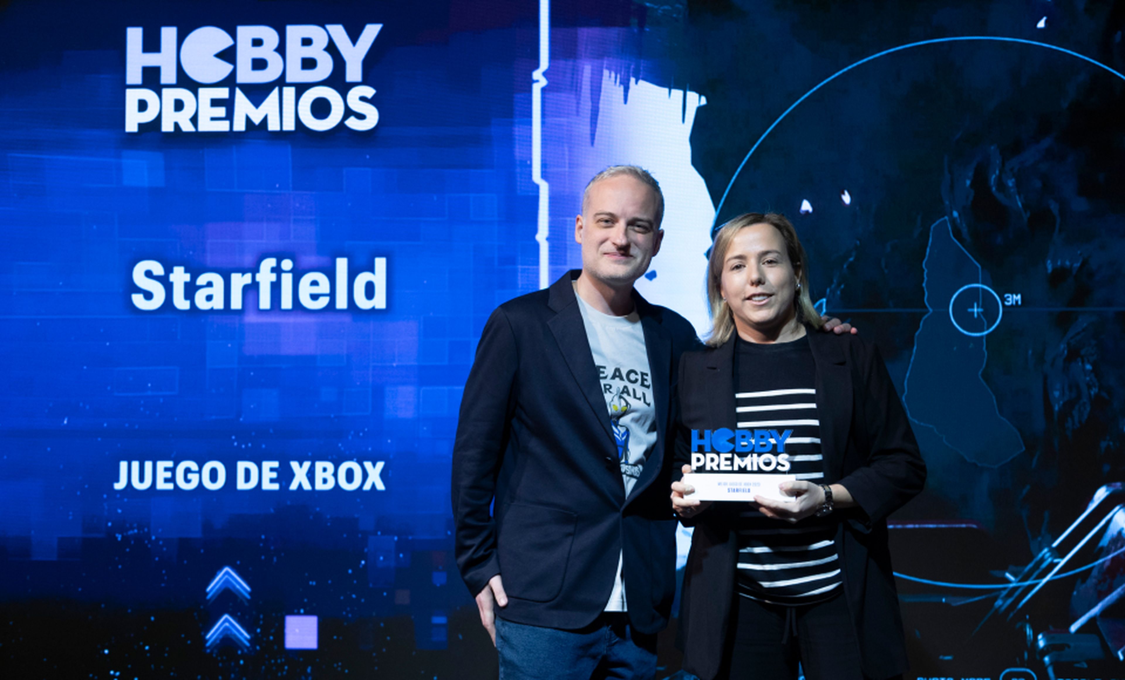 Daniel Quesada, redactor de HobbyConsolas y Marta Sánchez de Microsoft.