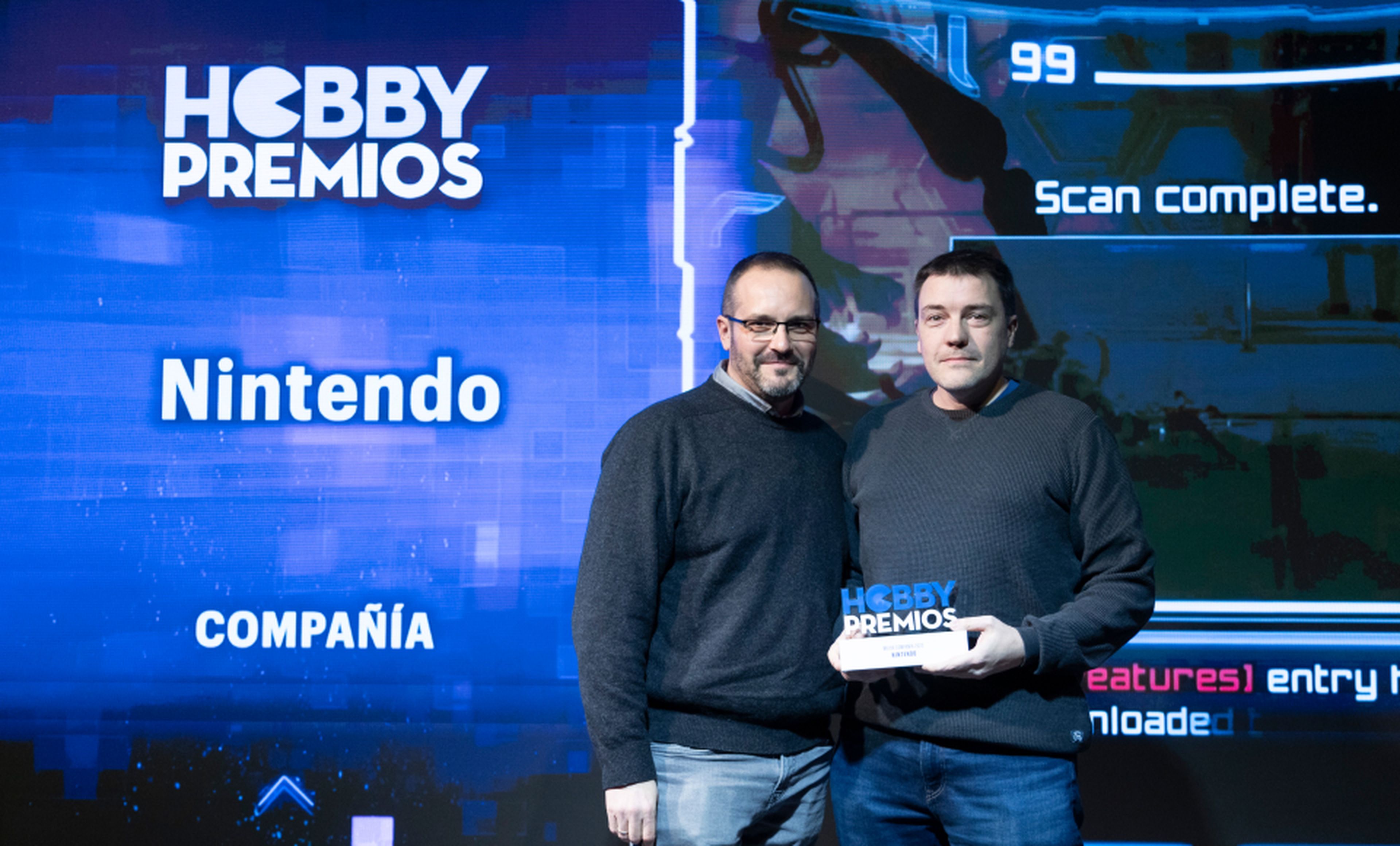 De izquierda a derecha: Alberto Lloret, coordinador de HobbyConsolas entrega a Manuel Curdi, director de marketing de Nintendo Ibérica el premio a mejor compañía del año.