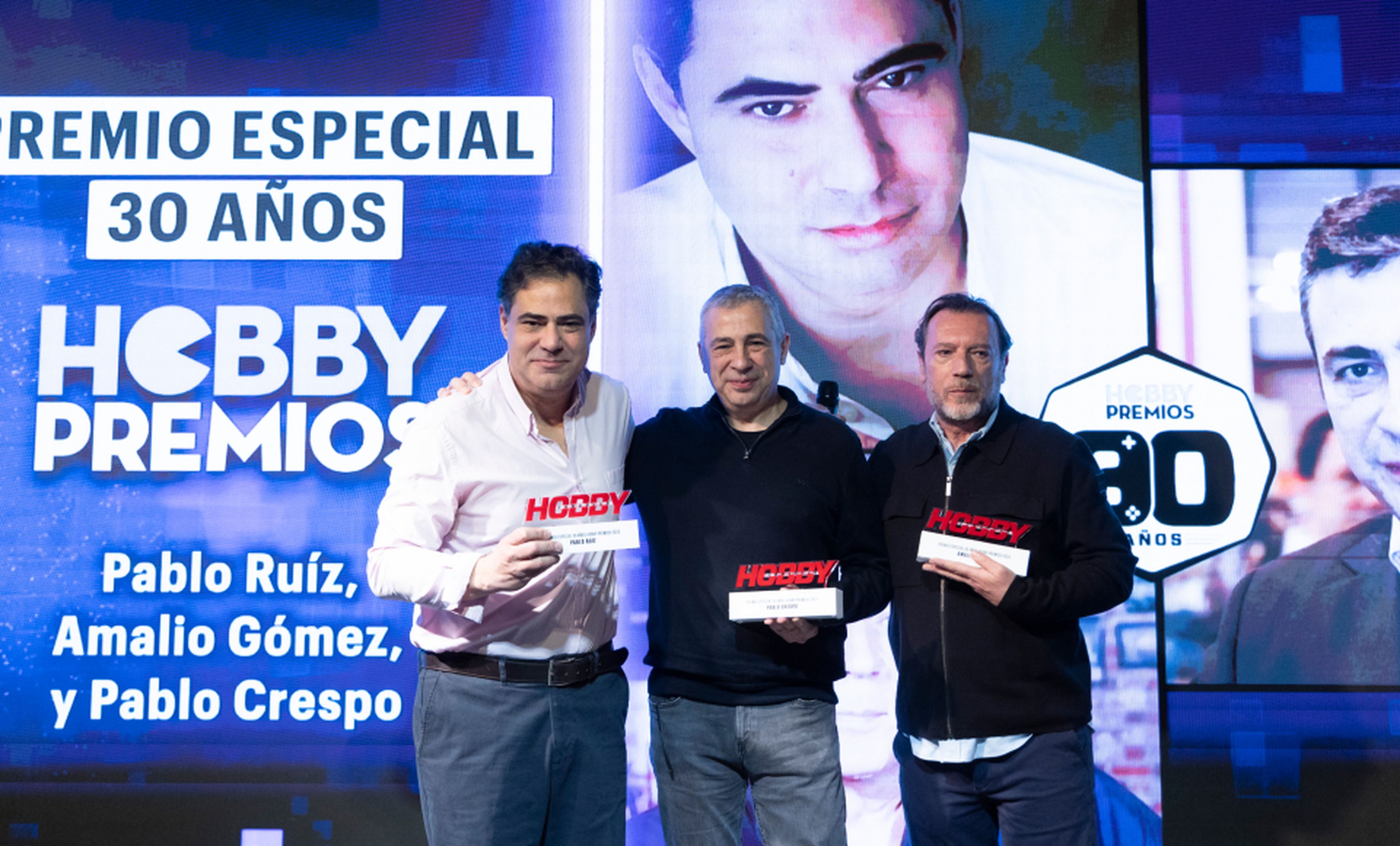 De izquierda a derecha: Pablo Ruiz, Pablo Crespo y Amalio Gómez, recibieron el premio especial 30 edición Hobby Premios. 