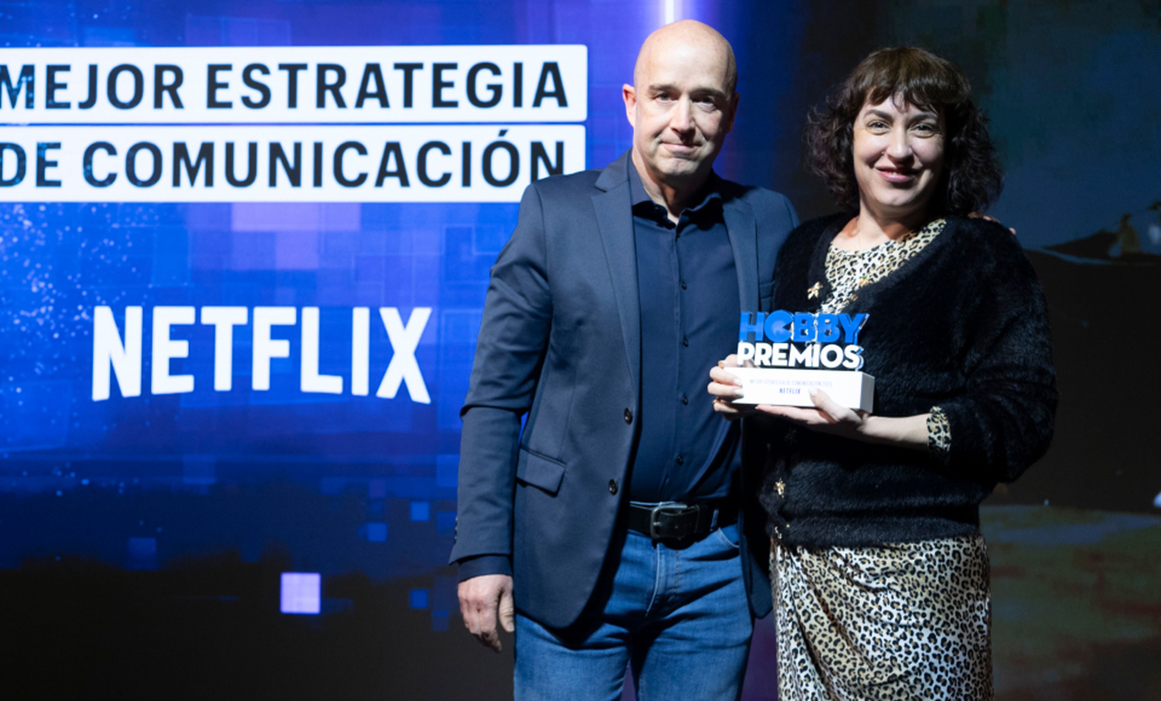 Javier Abad, Business Solutions Senior Editor de Axel Springer entrega el premio a mejor estrategia de comunicación a Rut Rey, PR Senior de Netflix. 