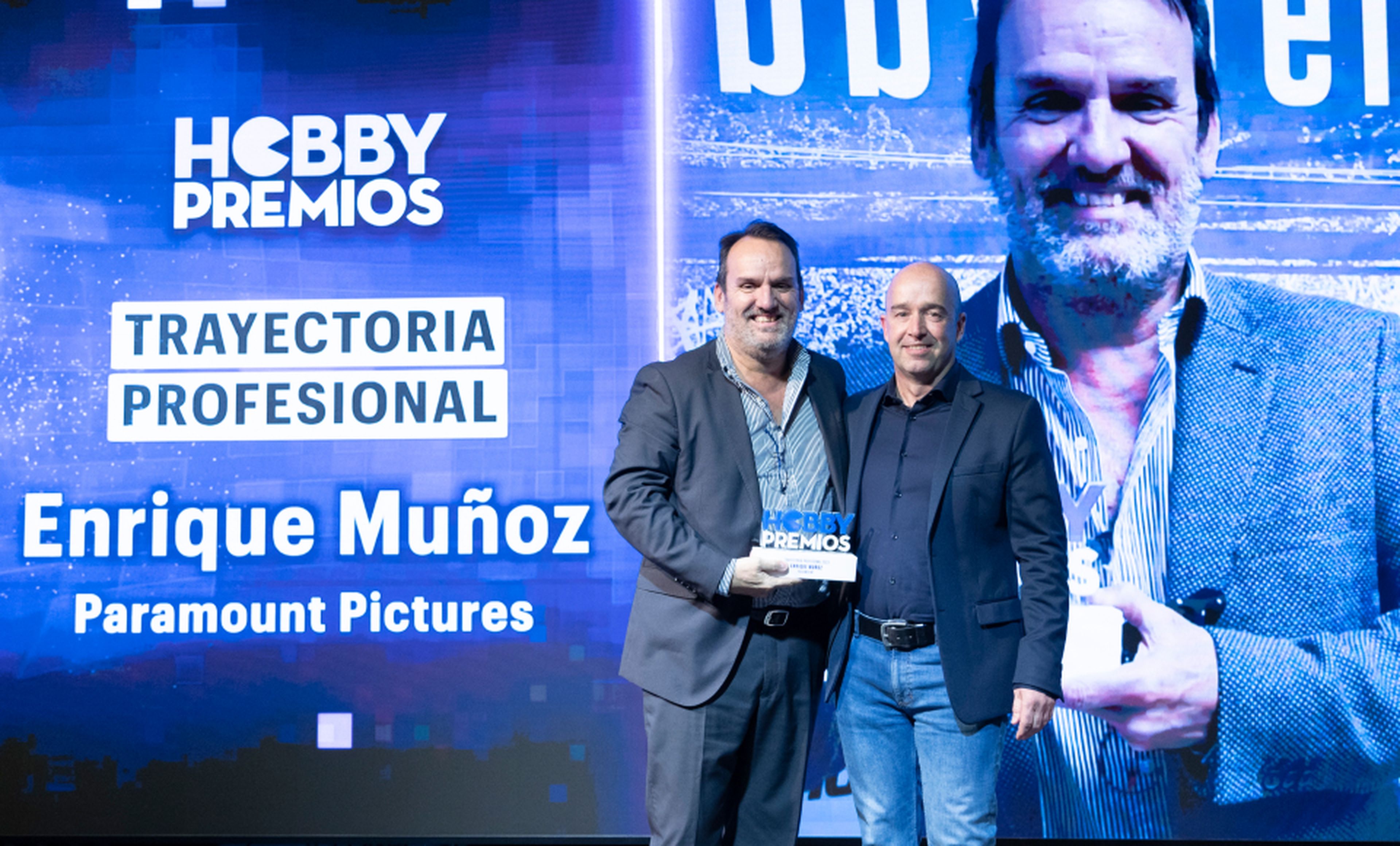 De izquierda a derecha: Enrique Muñoz, director de comunicación de Paramount recoge el premio a la Trayectoria Profesional de manos de Javier Abad, Business Solutions Senior Editor de Axel Springer.