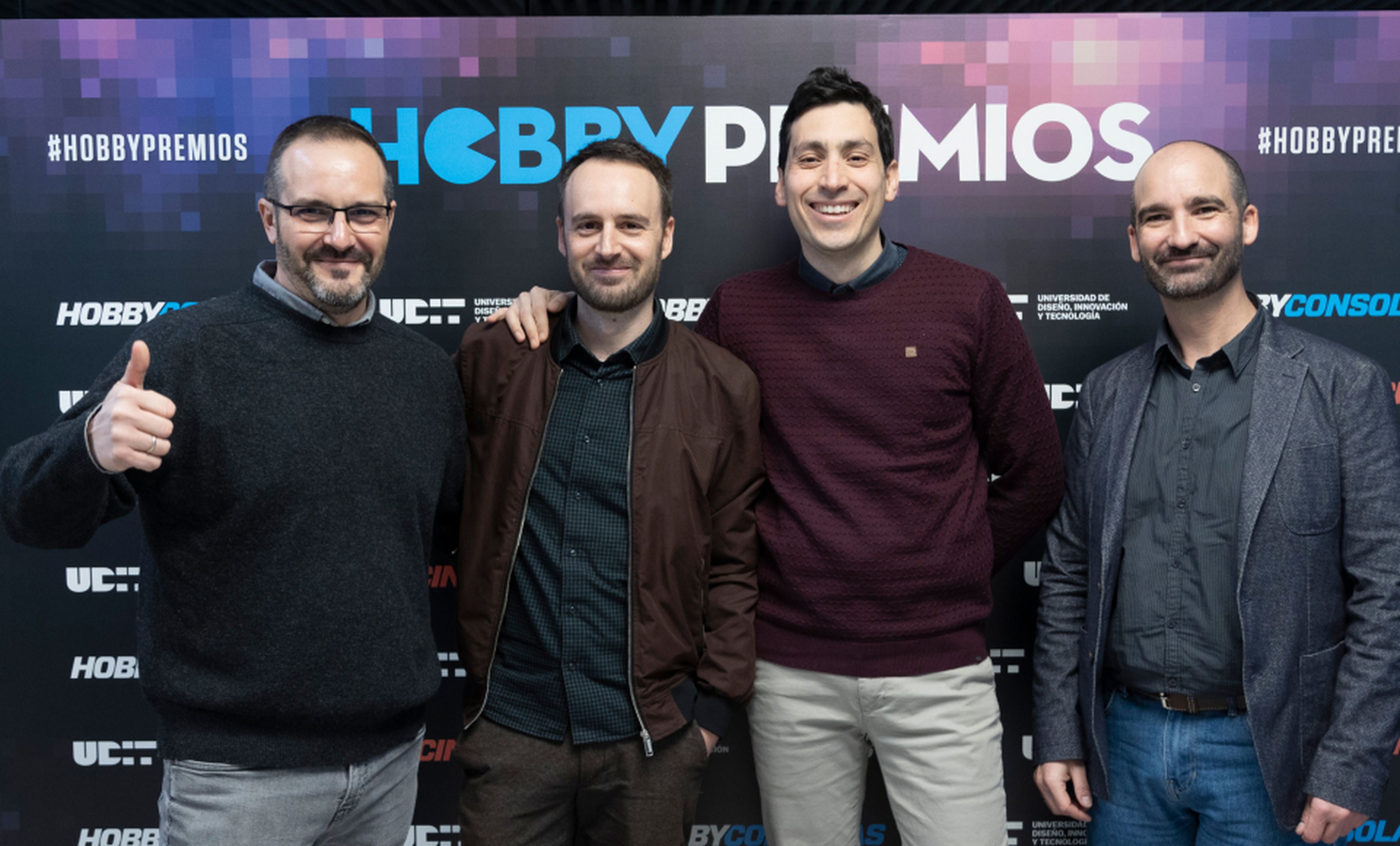De izquierda a derecha: Alberto Lloret, coordinador de HobbyConsolas junto al equipo de The Game Kitchen.