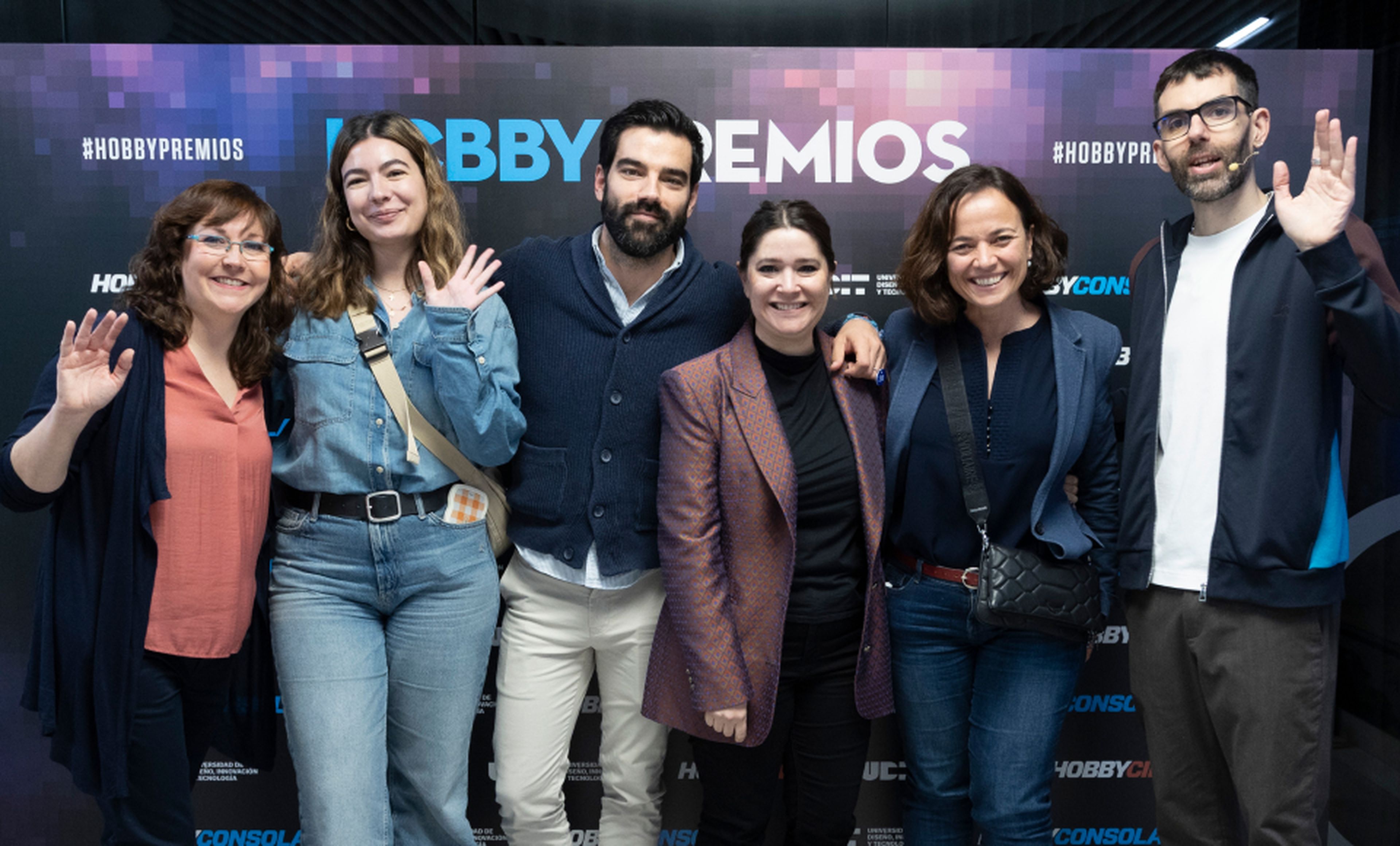 De izquierda a derecha: Raquel Hernández de HobbyCine, Claudia Perote, Ángel Larroca, Sara Pérez y Almudena Fernández de Diamond Films, y Ekaitz Ortega de HobbyCine.