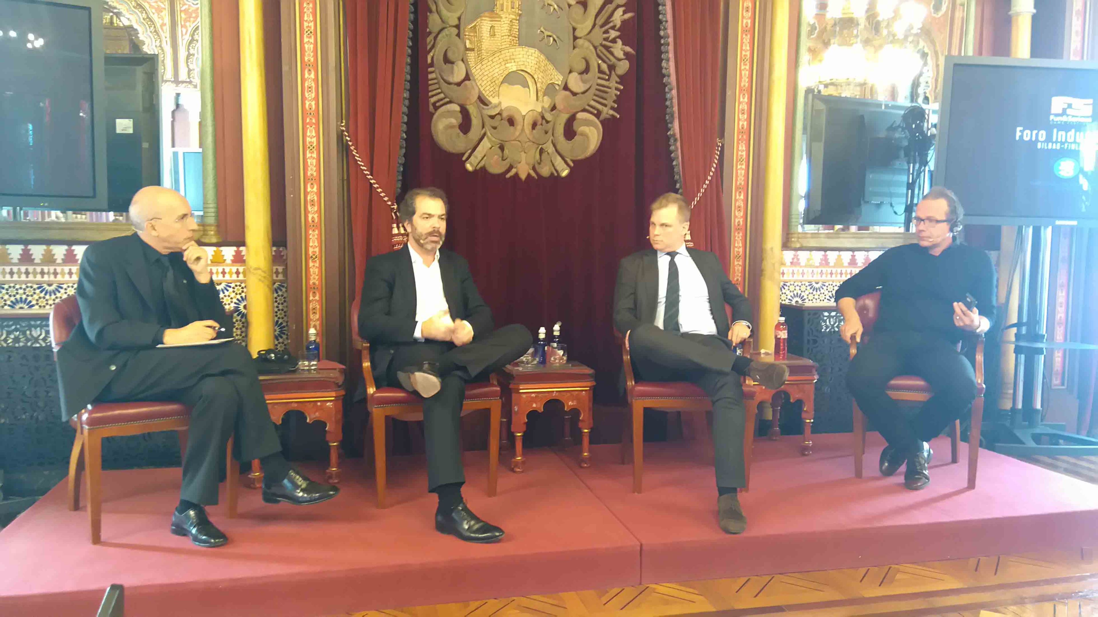 Juhana Tuunamen (Secretario de la Embada de Finlandia en Madrid) y Koope Hiltunen (Dtor. de la Neogames Finland Association), acompañados de José María Moreno (Director General de AEVI).