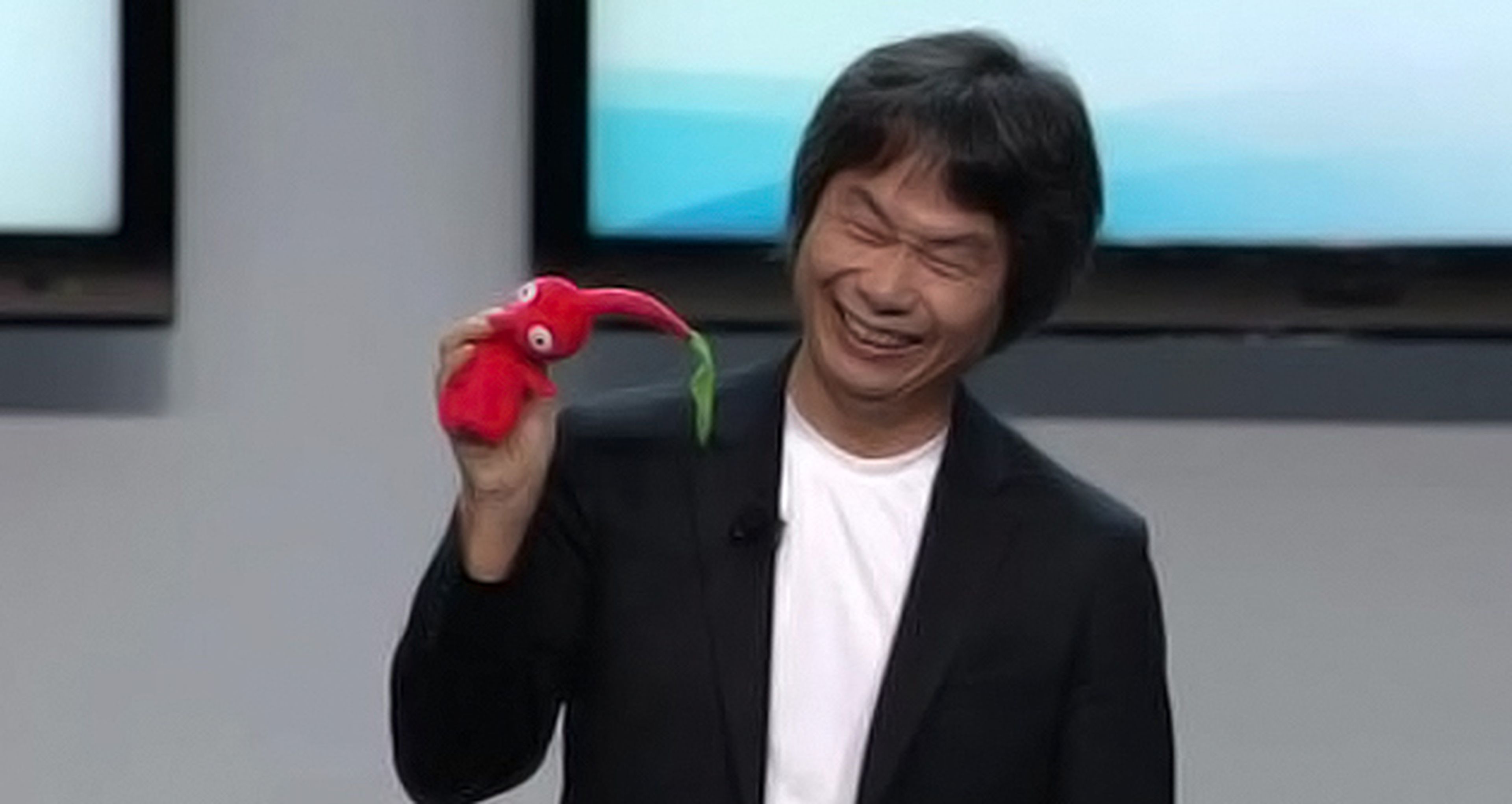 Miyamoto enfrascado en un juego para Wii U