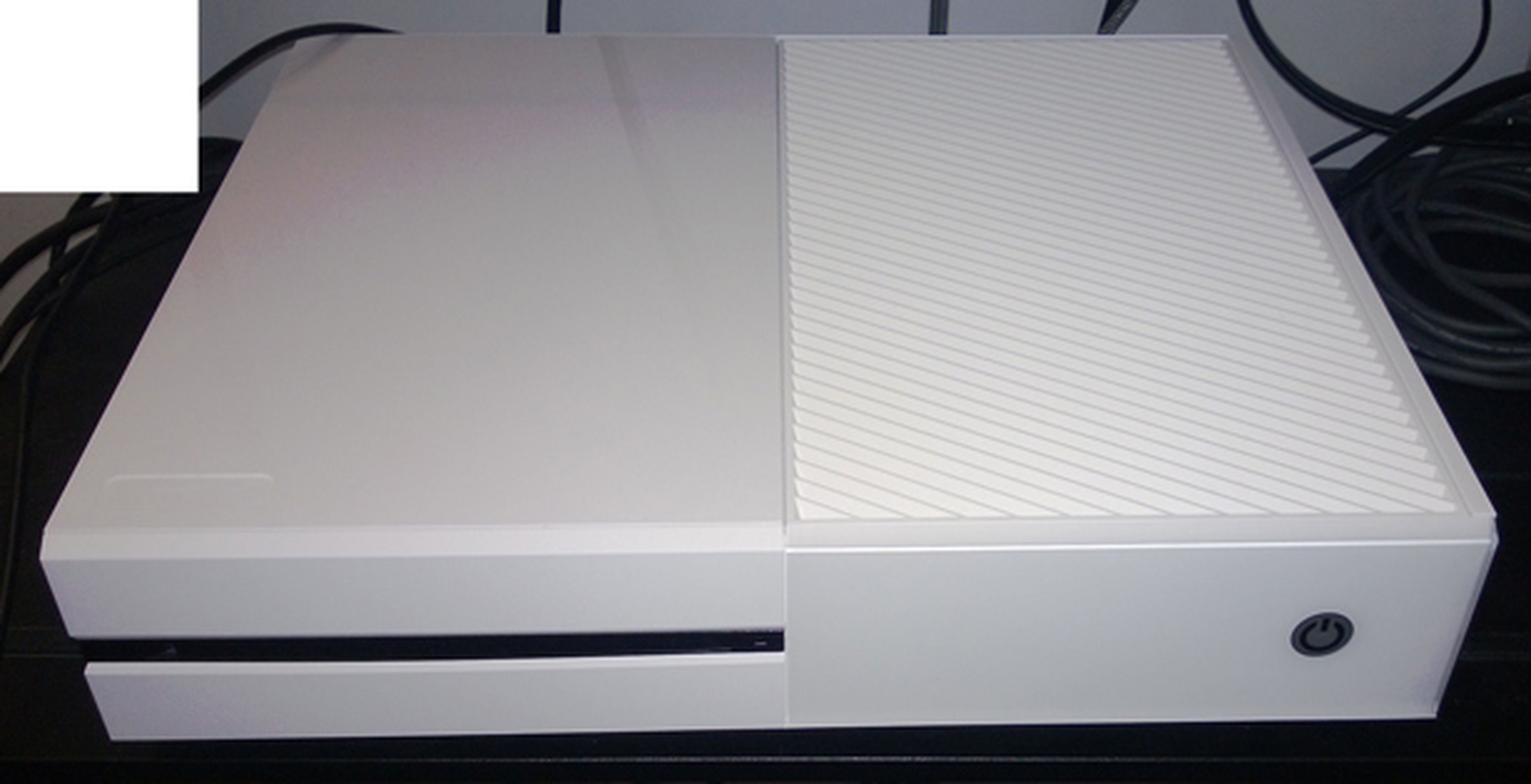 Se filtra un kit de desarrollo de Xbox One en color blanco
