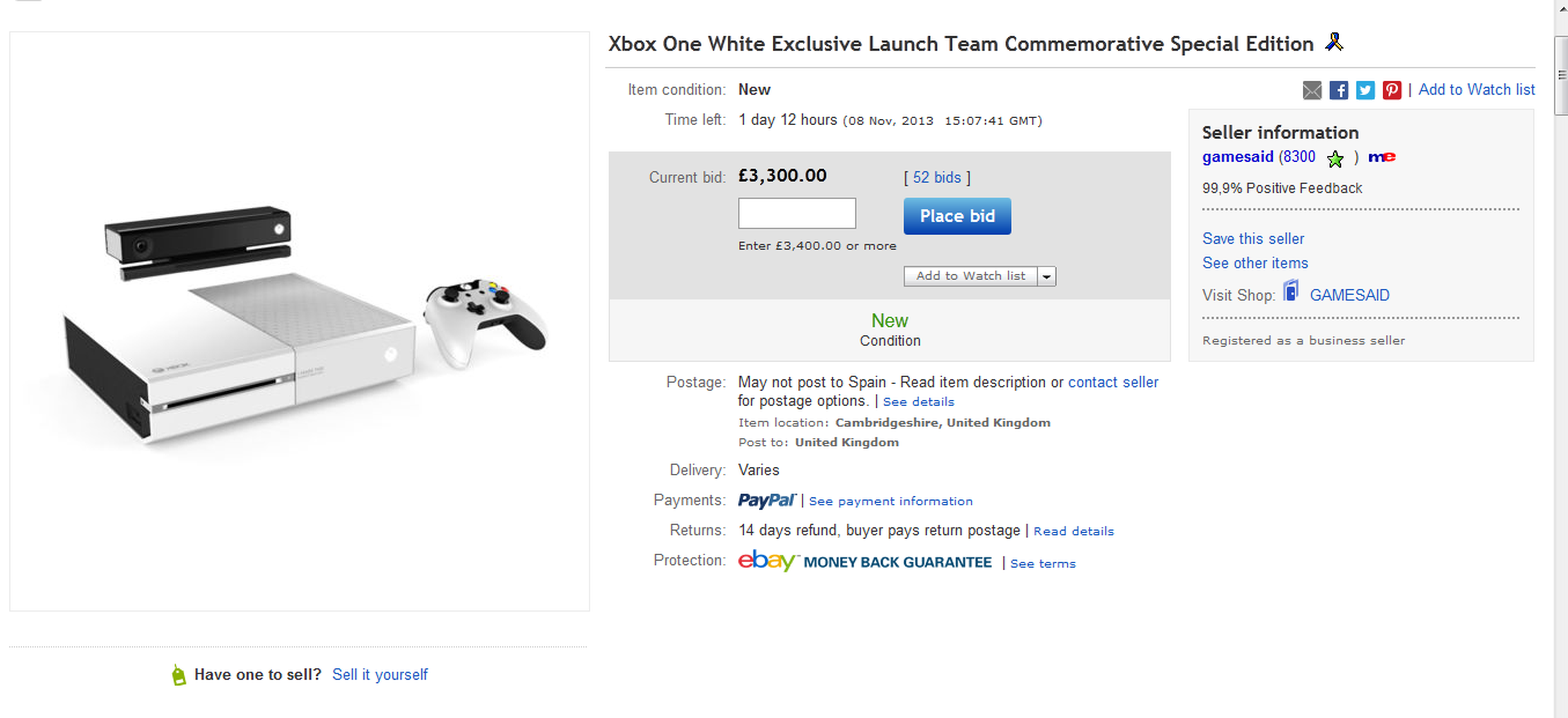 Sale a subasta una Xbox One blanca