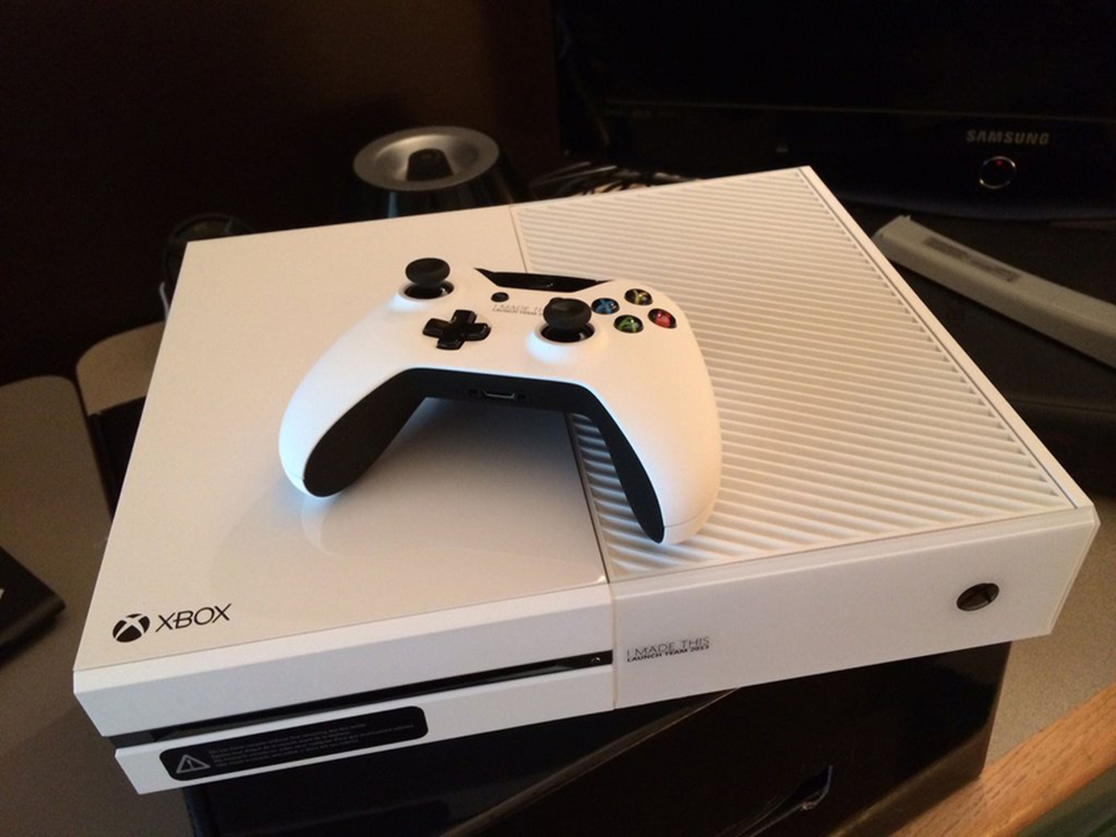 Así es la Xbox One de color blanco de desarrolladores