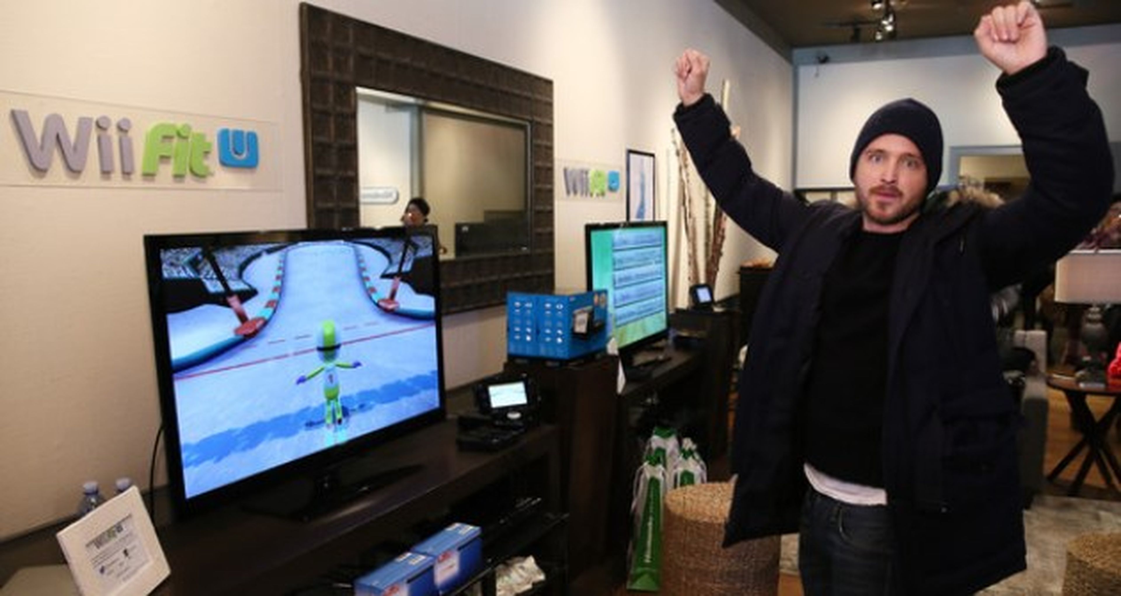 El actor Aaron Paul hace ejercicio con Wii Fit U