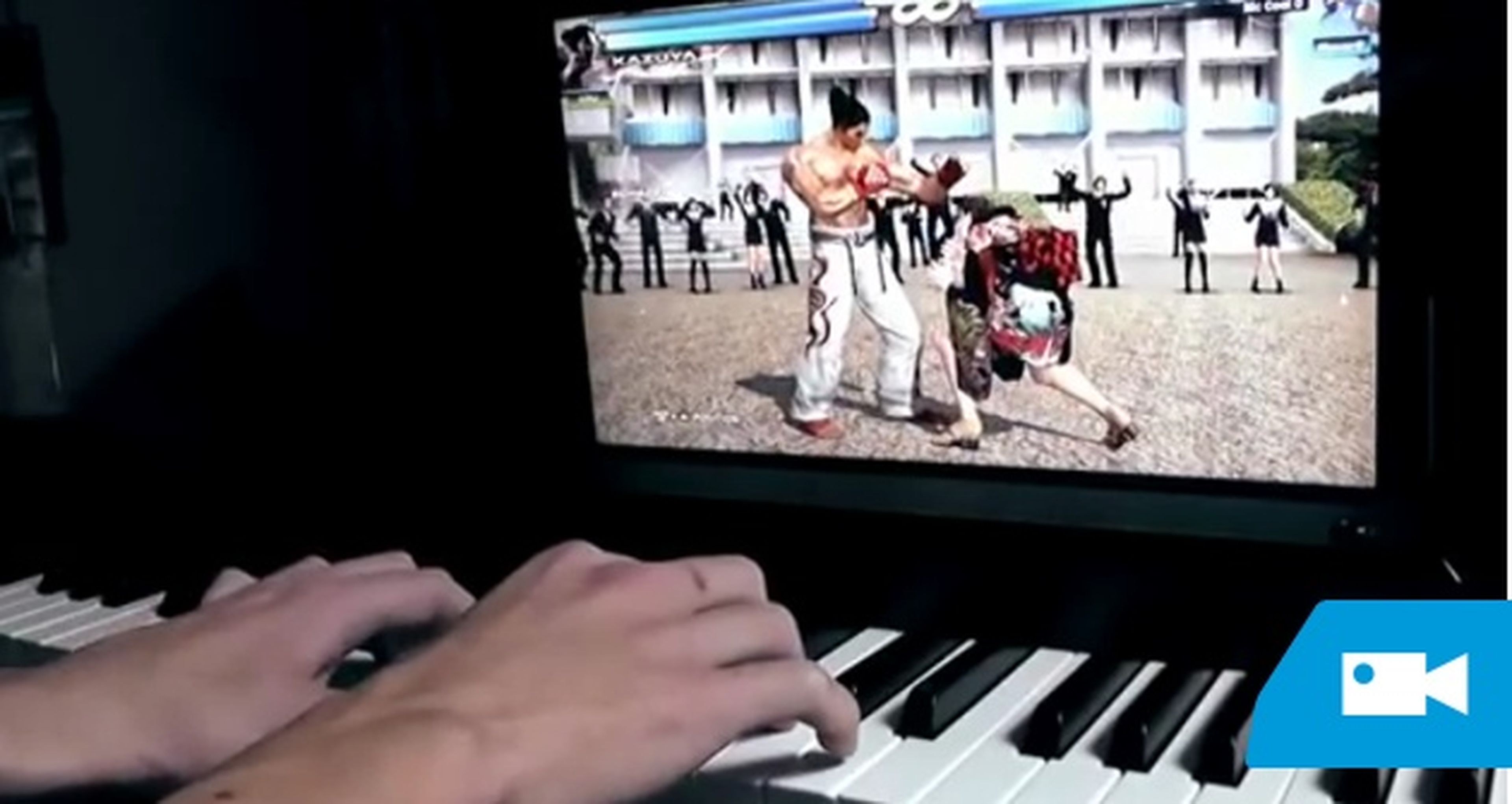 Jugando a Tekken Tag Tournament 2 con un piano