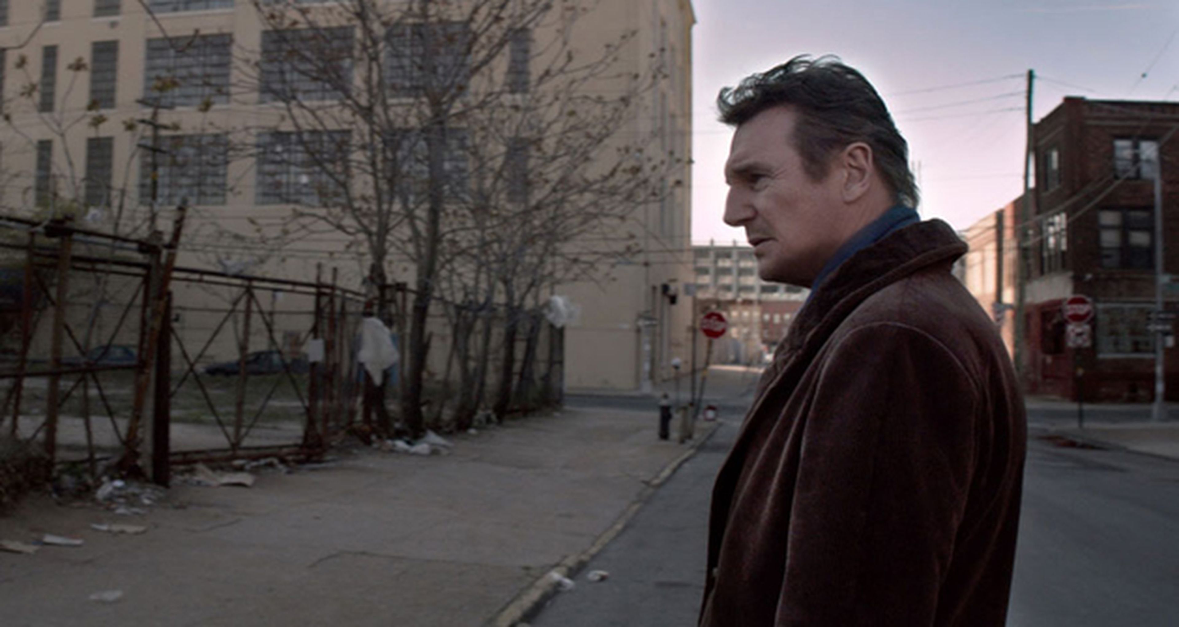 Liam Neeson protagoniza Caminando entre las tumbas