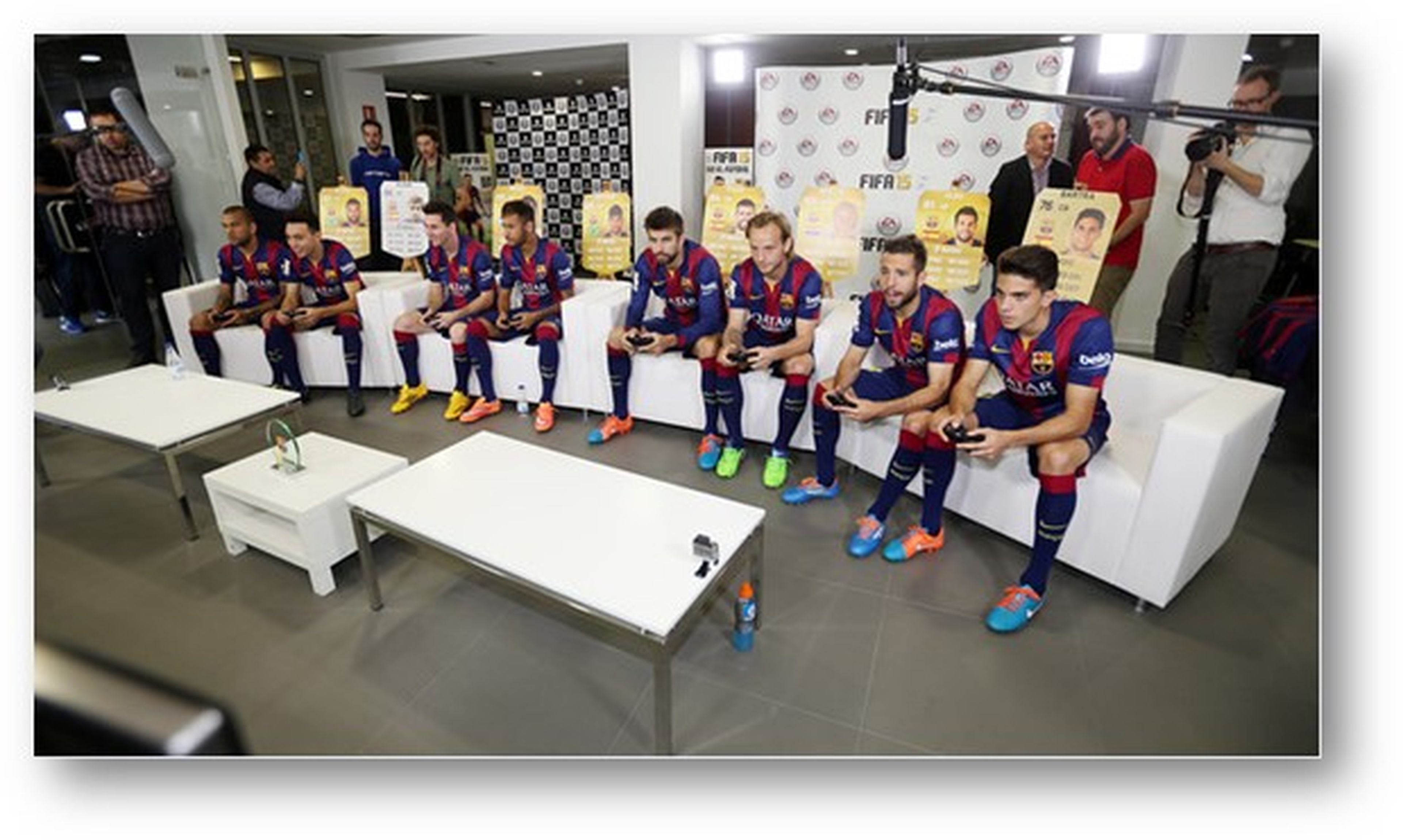 Los jugadores del FC Barcelona juegan su torneo de FIFA 15