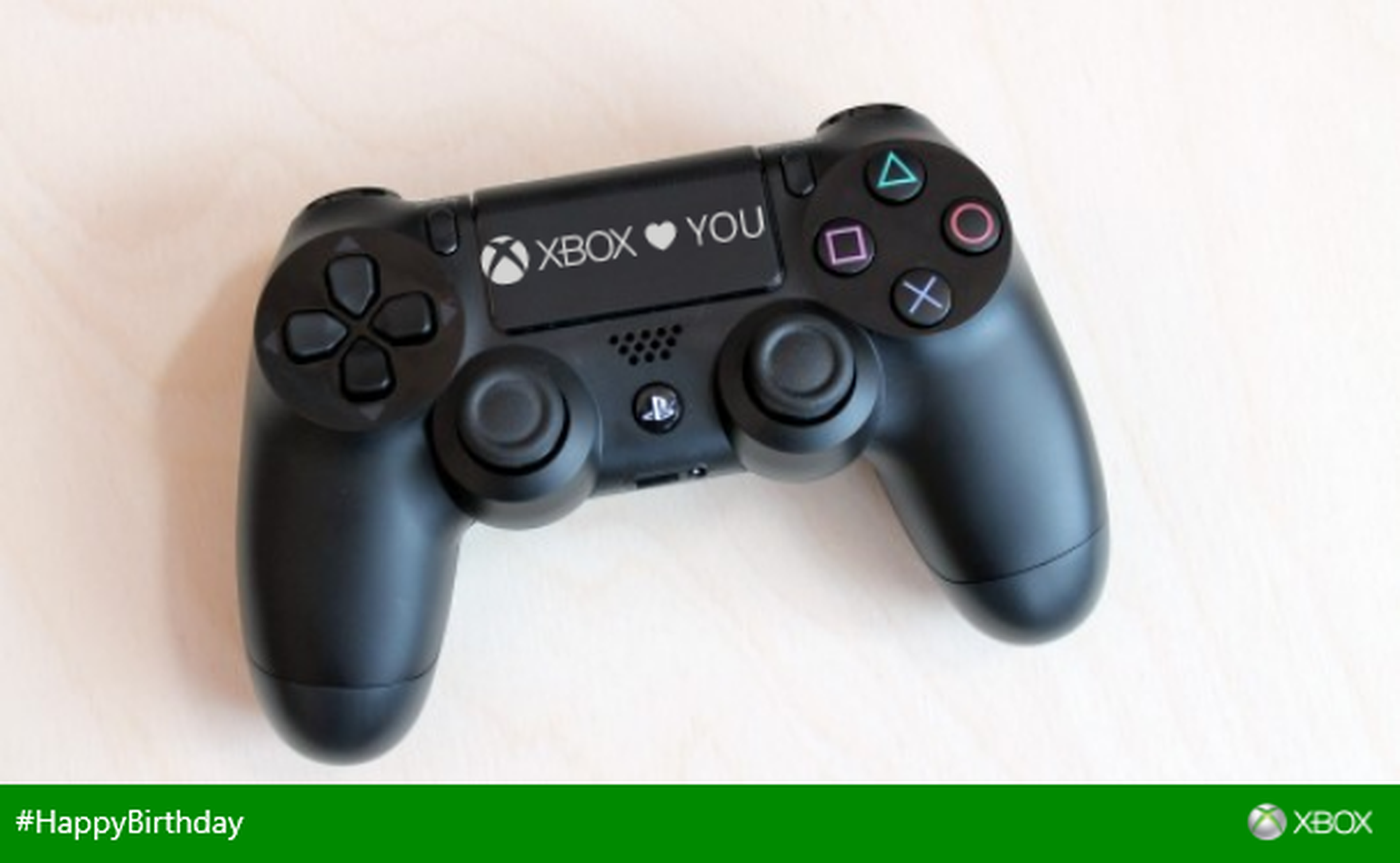 Xbox felicita a PS4 por su cumpleaños