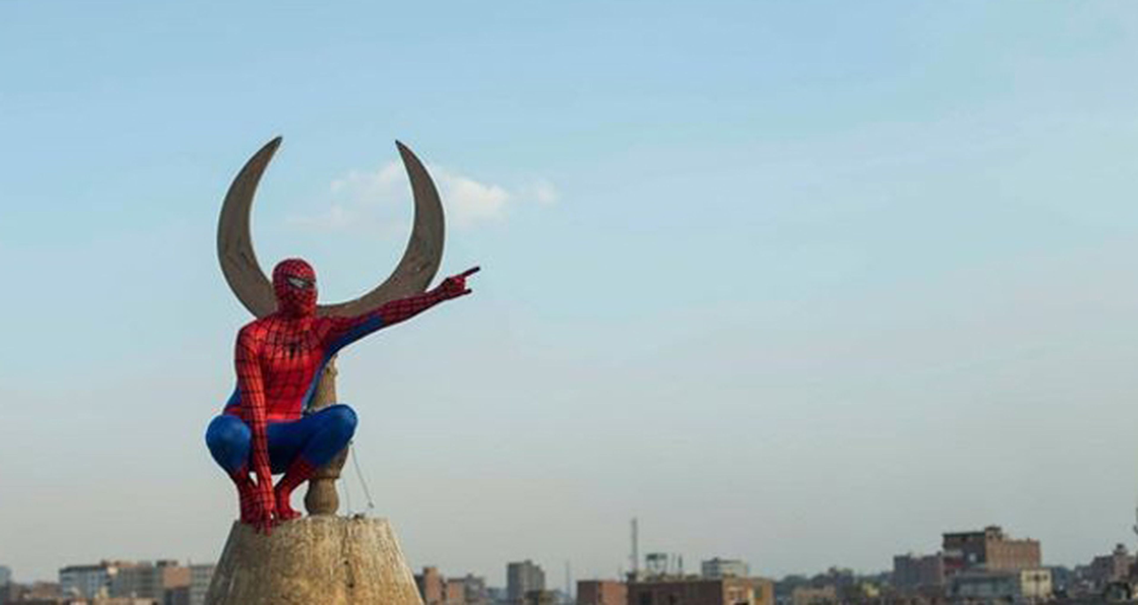 Spiderman se pasea por El Cairo