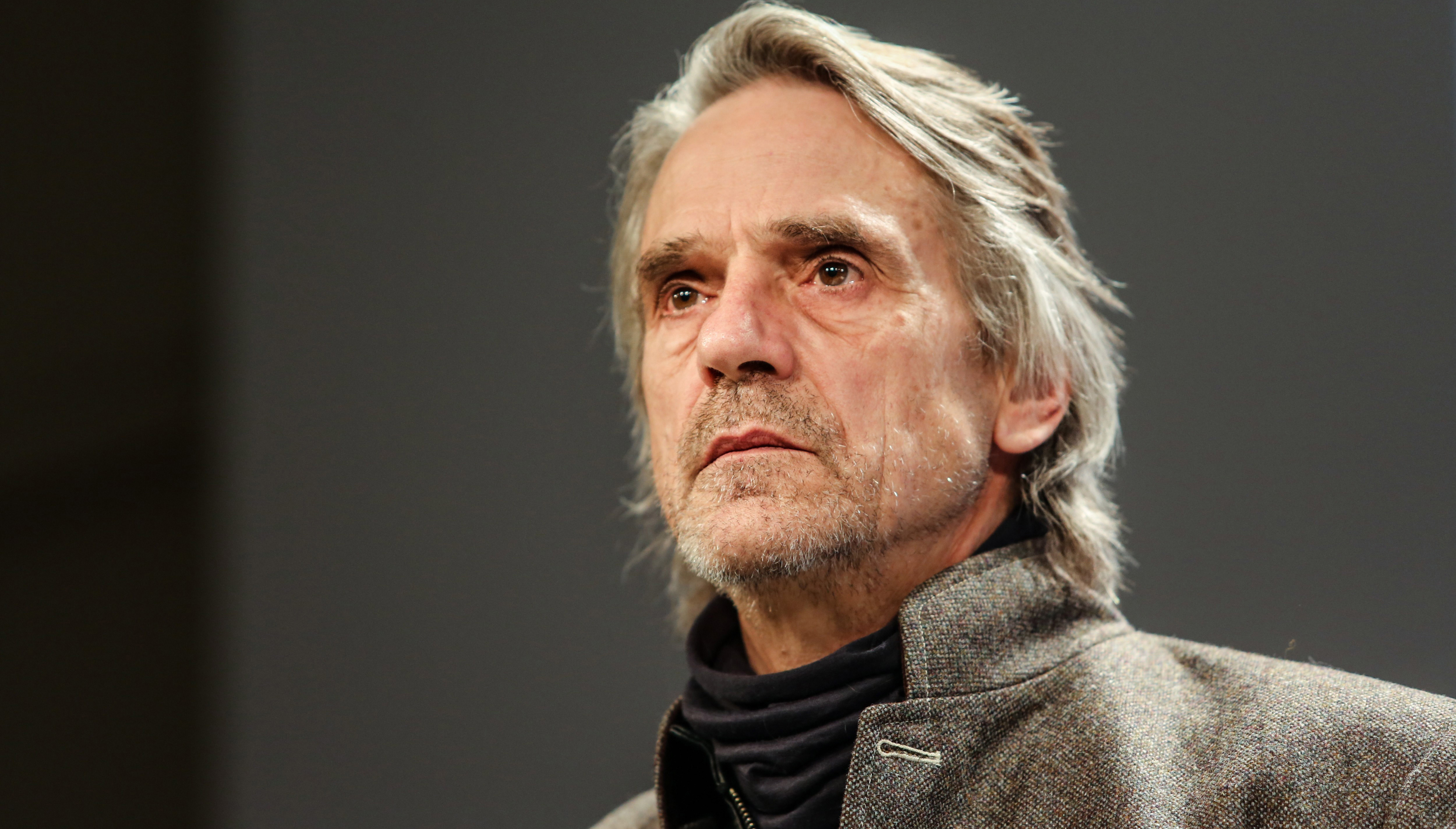Batman v Superman: Jeremy Irons habla sobre su papel de Alfred