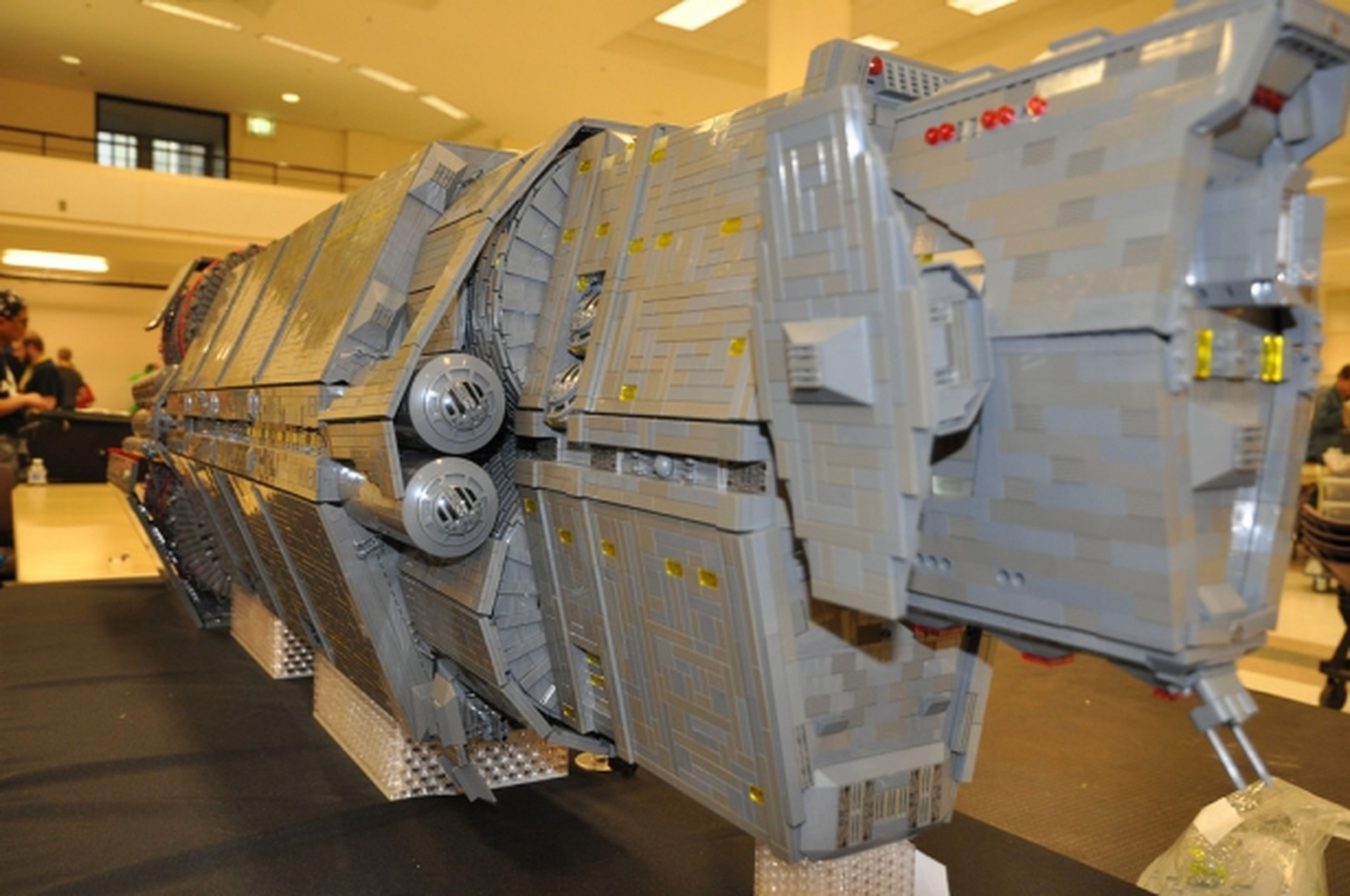 3 años y medio de trabajo para recrear la Pillar of Autumn, de Halo, con piezas de LEGO