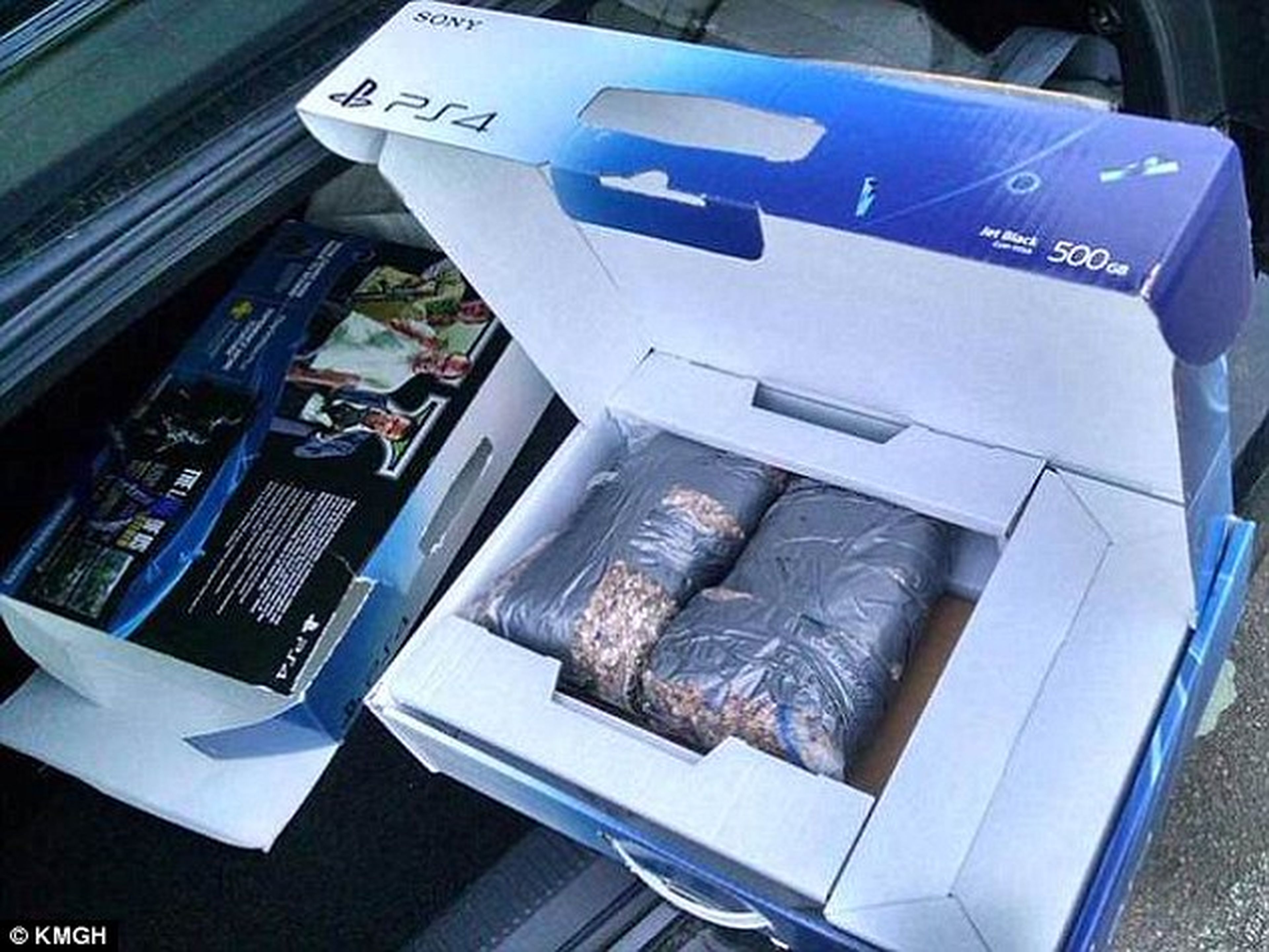 Un hombre compra en Walmart una PS4 y al abrir la caja se encuentra con bolsas de piedras