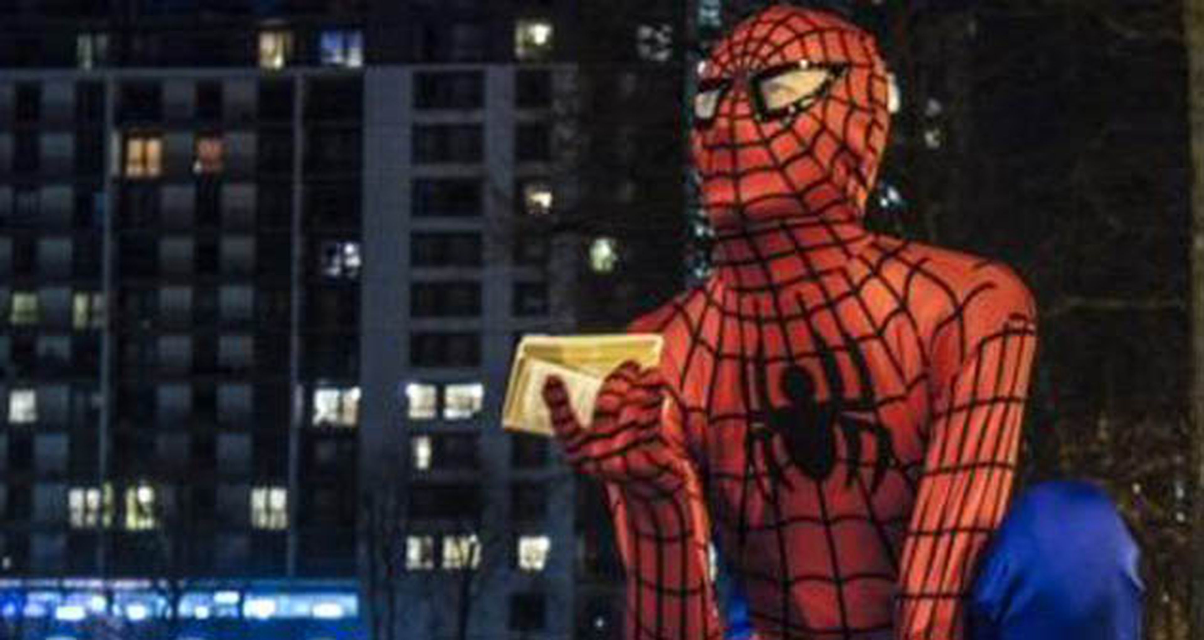 Spider-man ayuda a los sintecho, repartiendo alimentos
