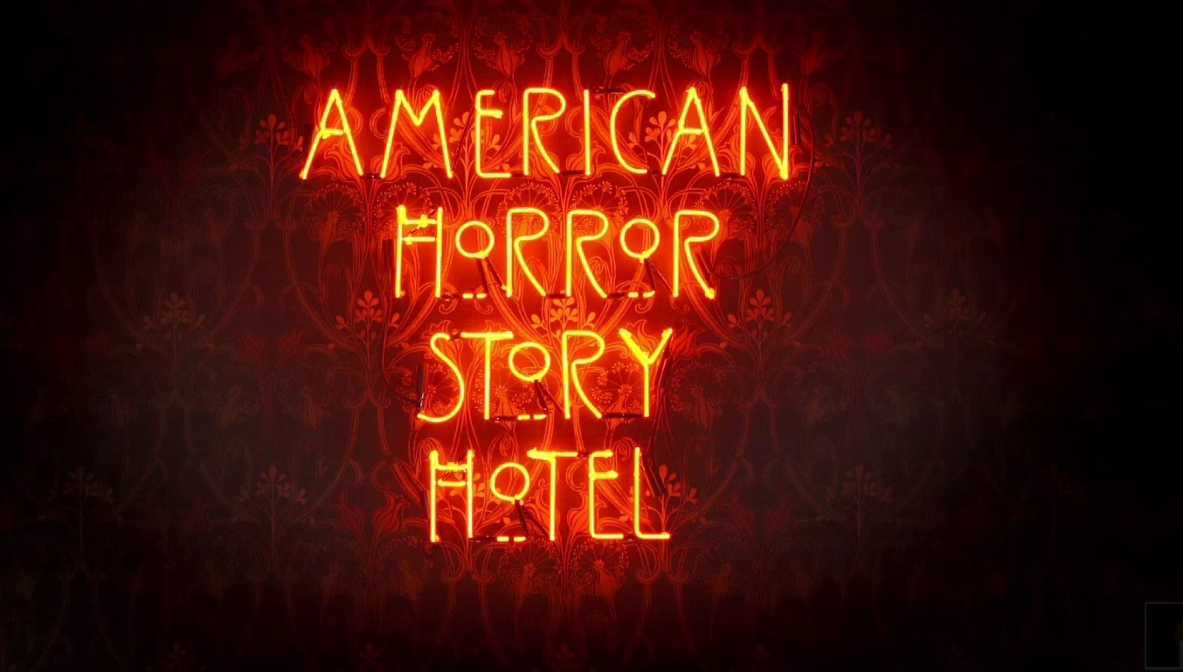American Horror Story: Hotel muestra sus títulos de crédito iniciales y dos nuevos carteles