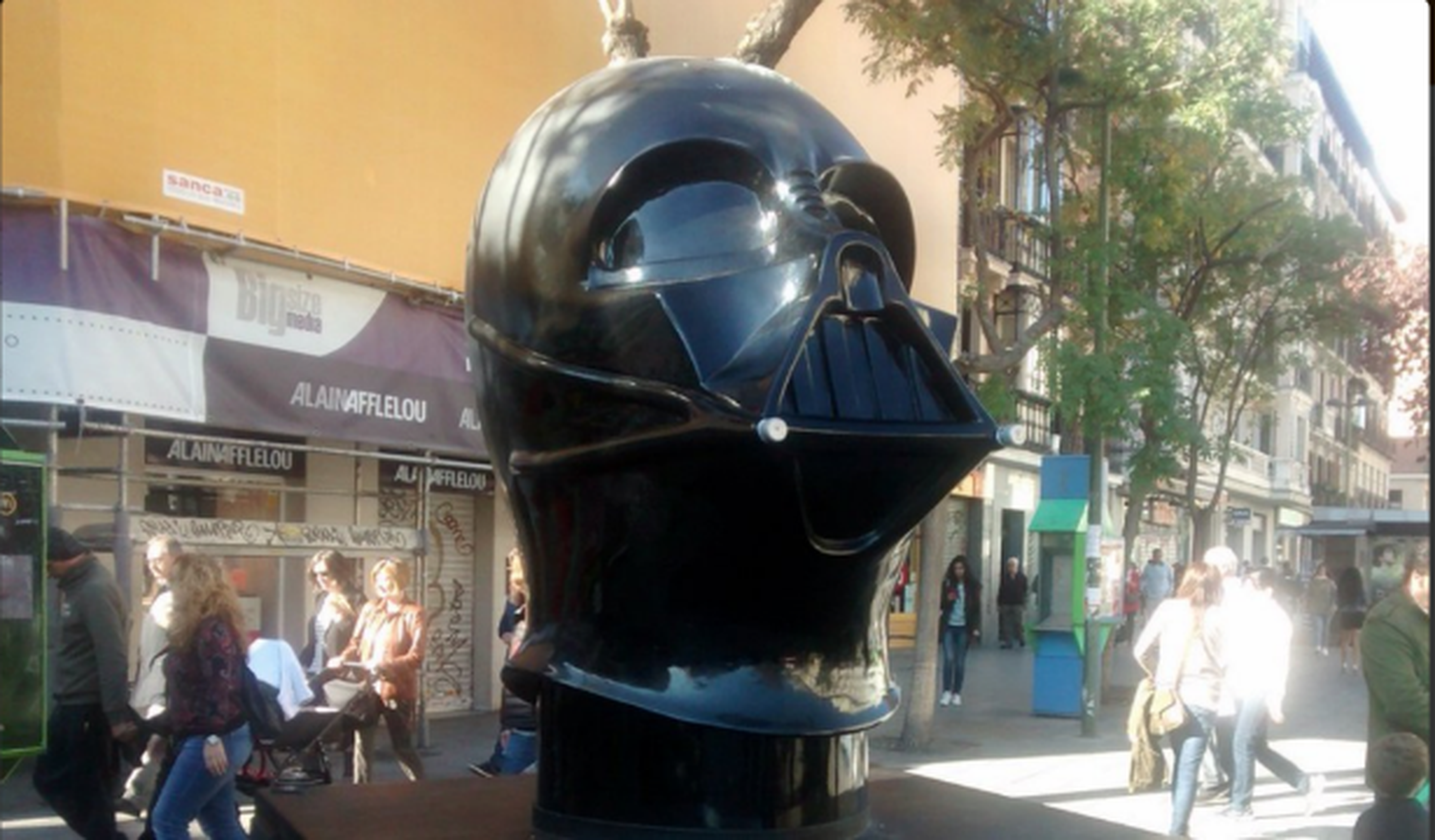 El casco de Darth Vader de la Exposición Star Wars: Face the Force está siendo reparado