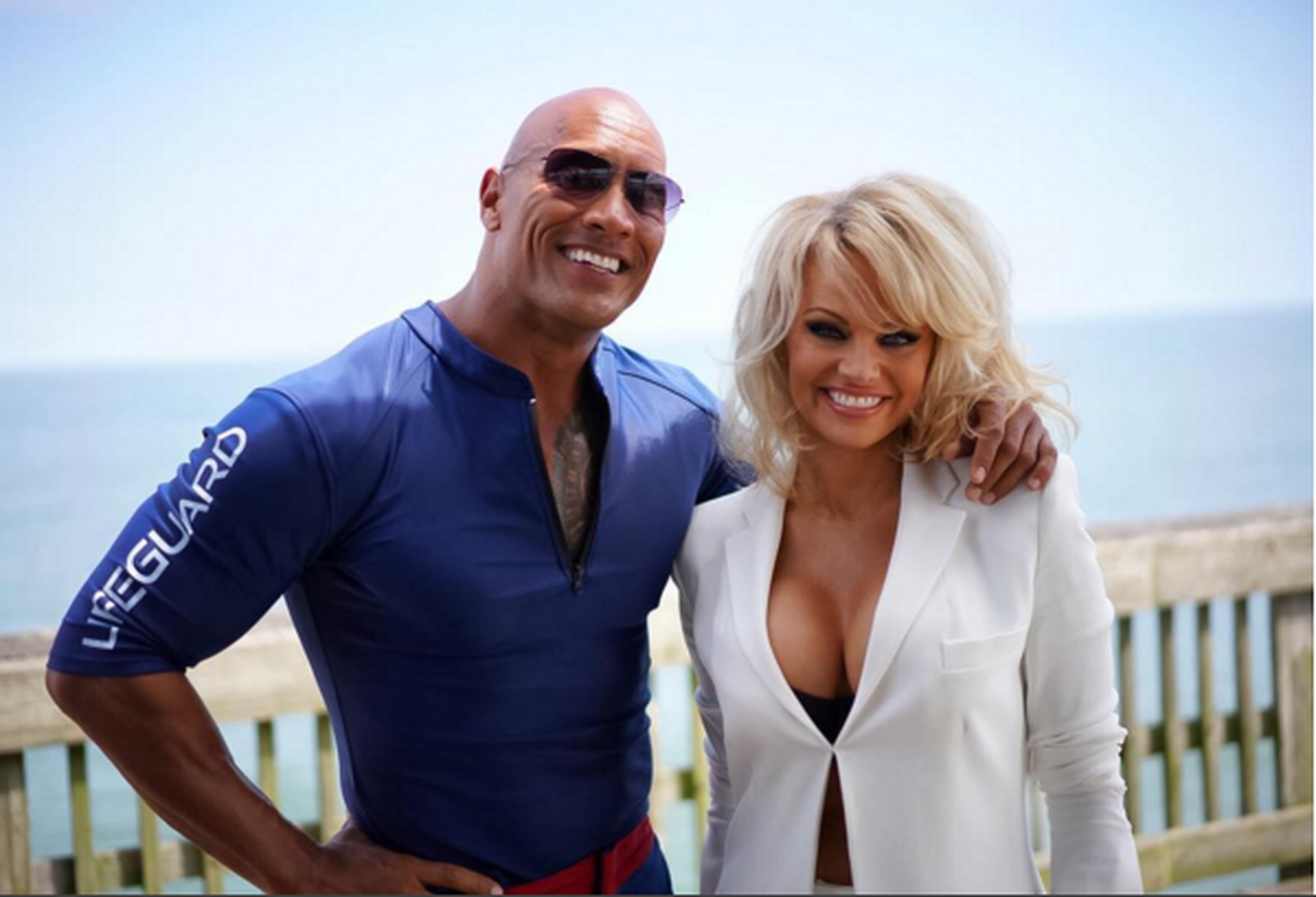 Los vigilantes de la playa - Pamela Anderson posa con Dwayne Johnson y se une al film
