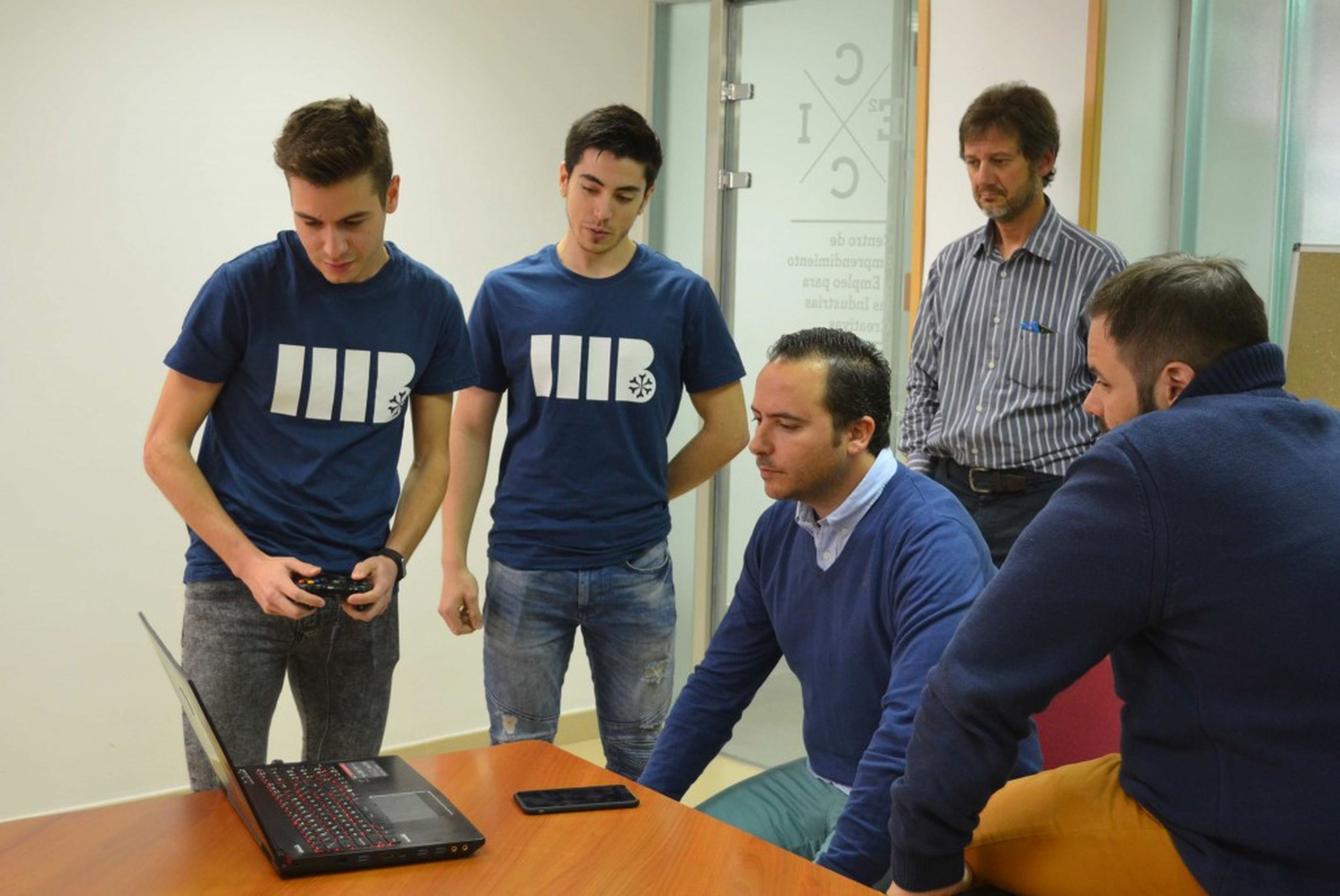 Alumnos de ESNE muestran sus prototipos de videojuegos a Roberto Yeste, Responsable de Desarrollo Local de PlayStation España.