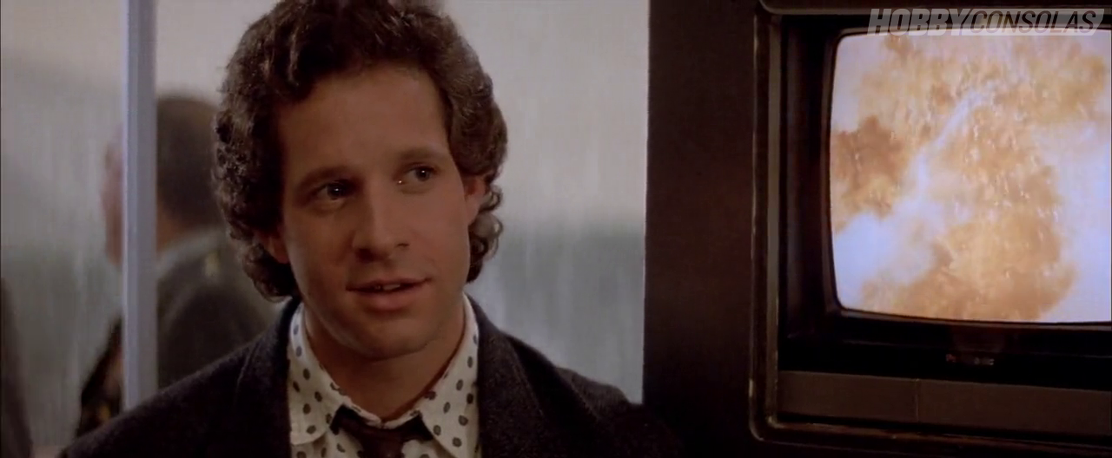 Steve Guttenberg como Newton Crosby en Cortocircuito (1986)