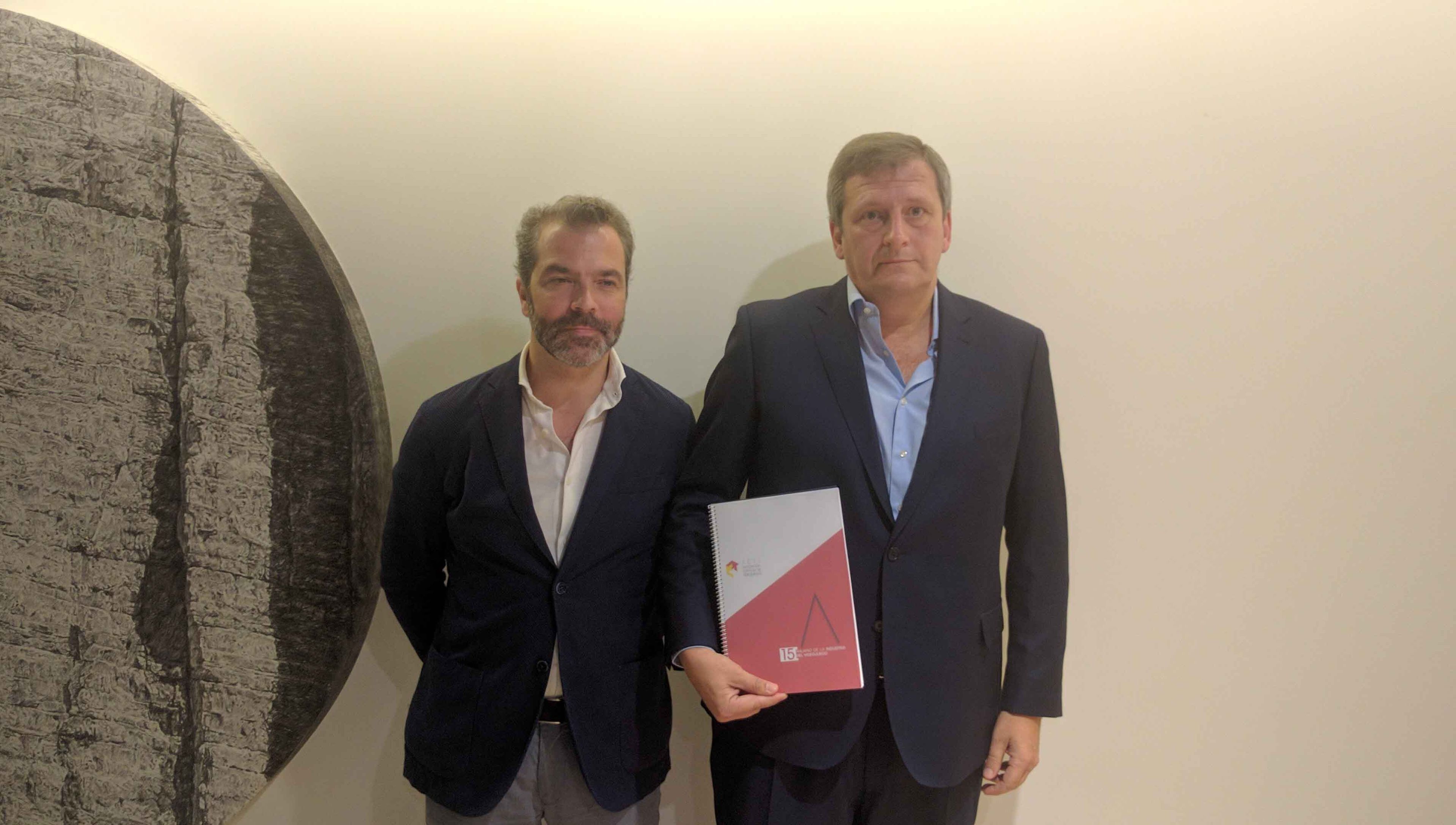 Jose María Moreno (Dtor General de AEVI) y Alberto González Lorca (Presidente de AEVI) posan junto al Anuario 2015.