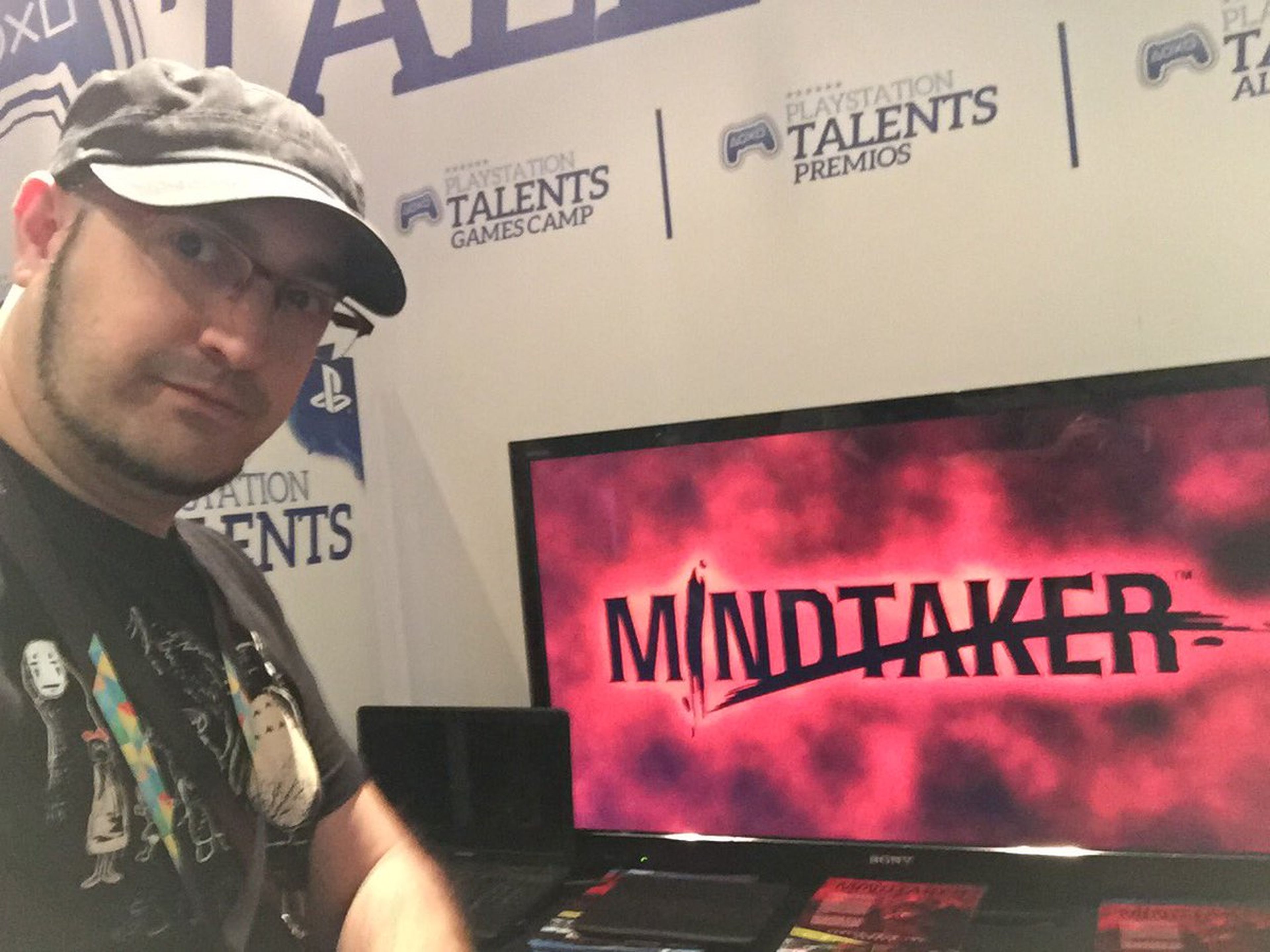 Jon Cortázar, de Relevo Videogames, posando con su Mindtaker