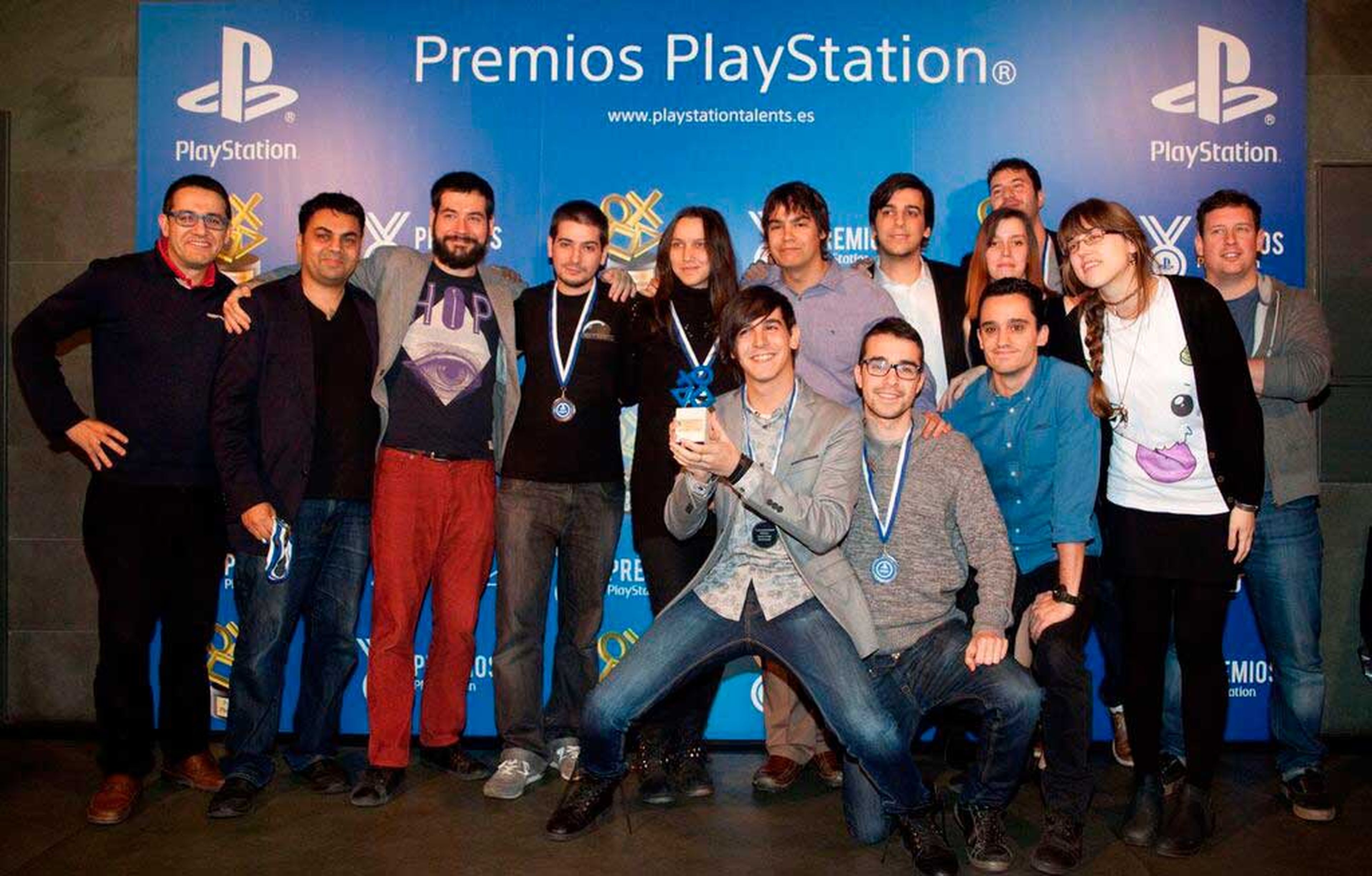 Mikel, rodilla en tierra, junto a sus compañeros de Moon Factory el día en el que recibieron el galardón al Juego Más Innovador en la 2ª Edición de los Premios PlayStation.