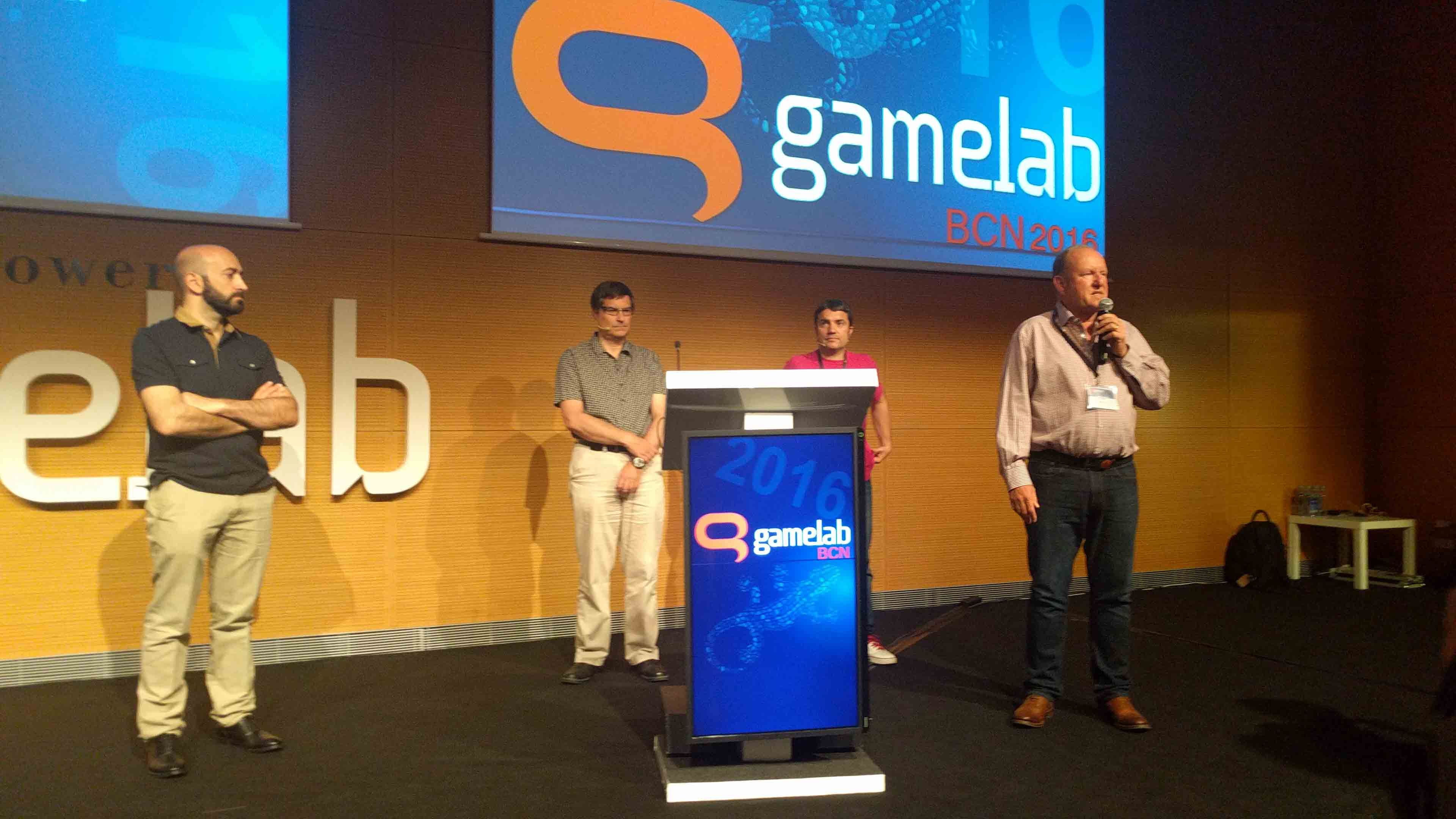 David Braben recibe el premio Leyenda de manos de Ian Livingston e Iván Fernández-Lobo, fundador y Managing Director de Gamelab.