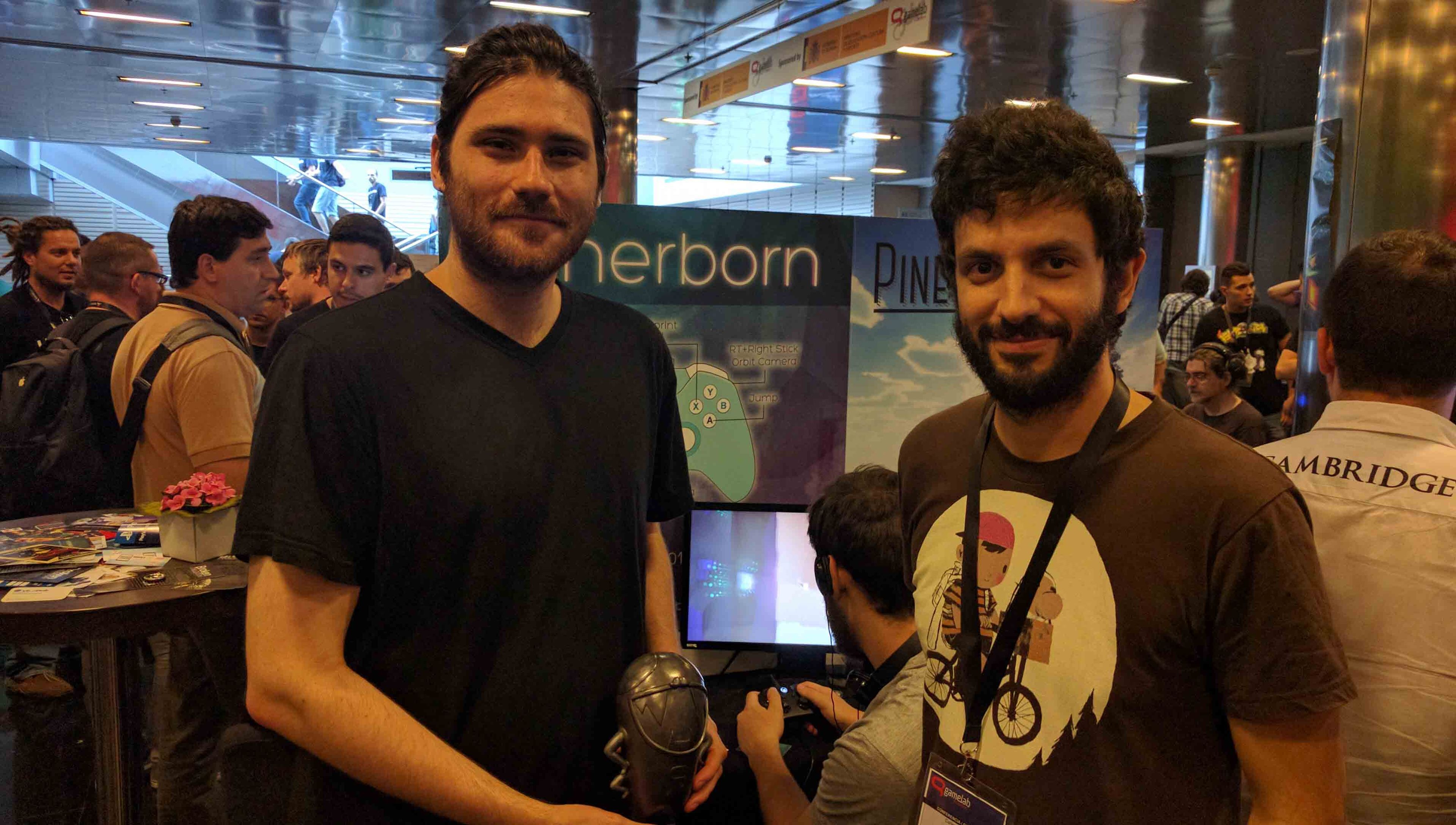 Samuel Cohen y Carles Triviño posan para nosotros con el premio al Mejor Juego del Indie Hub, cosechado en el Gamelab 2016.
