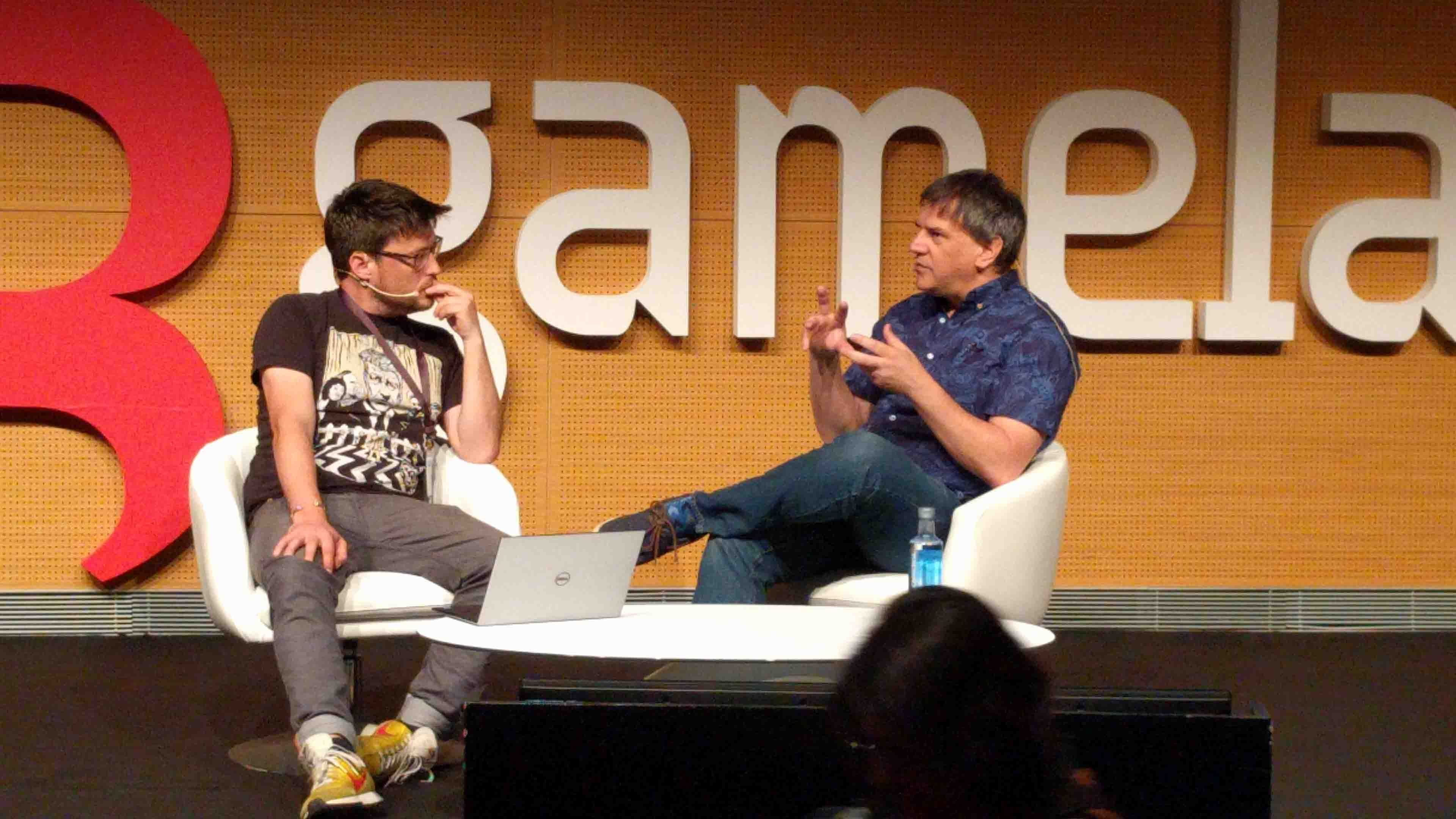 Dan Pearson, de GameIndustry, entrevistó a Ron Gilbert en el auditorio del Gamelab,