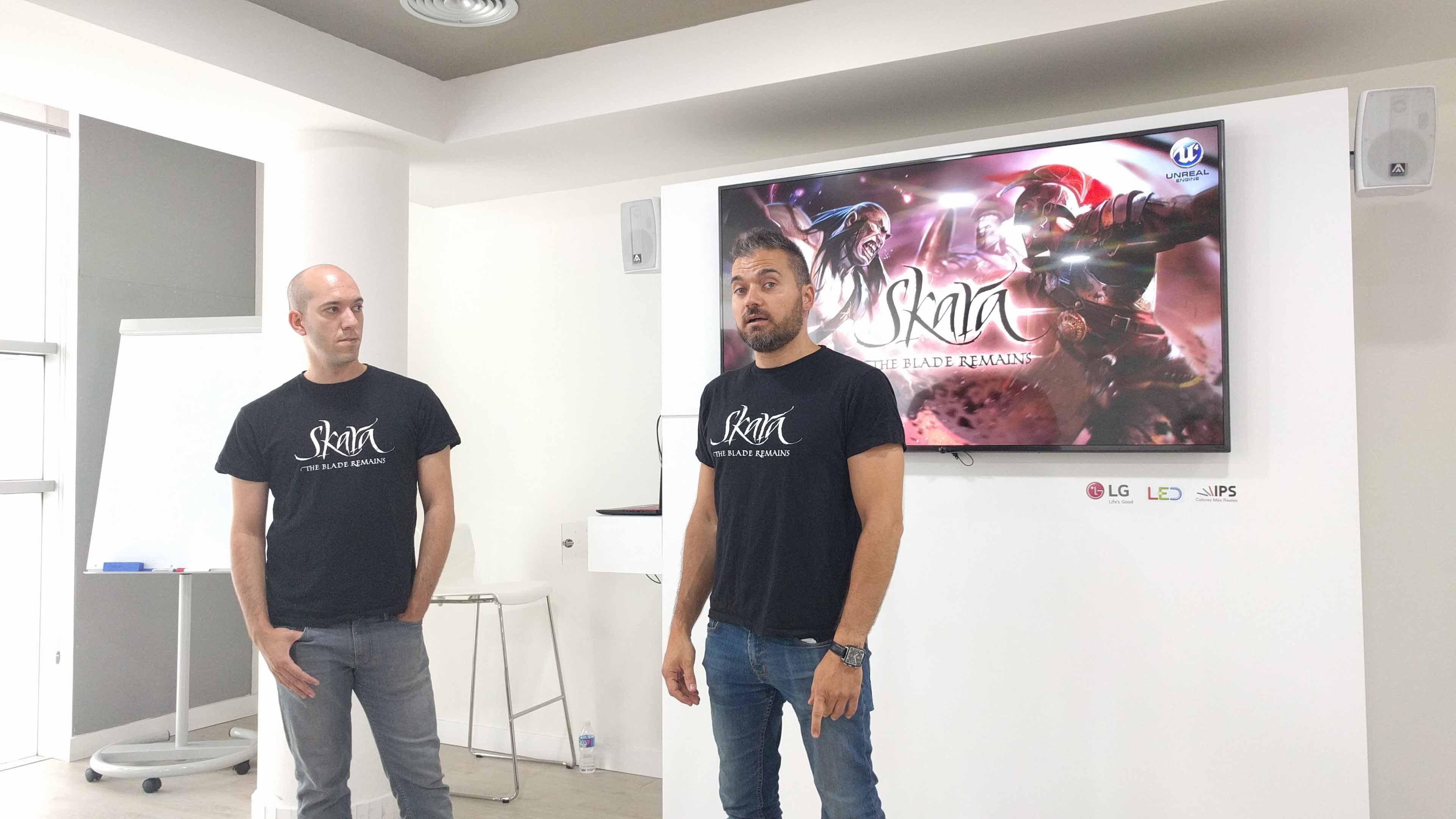 Pablo (izquierda) y César (derecha) se encargaron de presentar el juego hace unos días en Madrid.