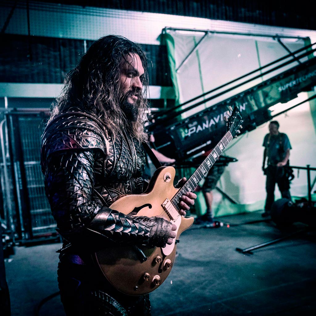 Aquaman - Jason Momoa Aquaman rocanrolea en el set de La Liga de la Justicia
