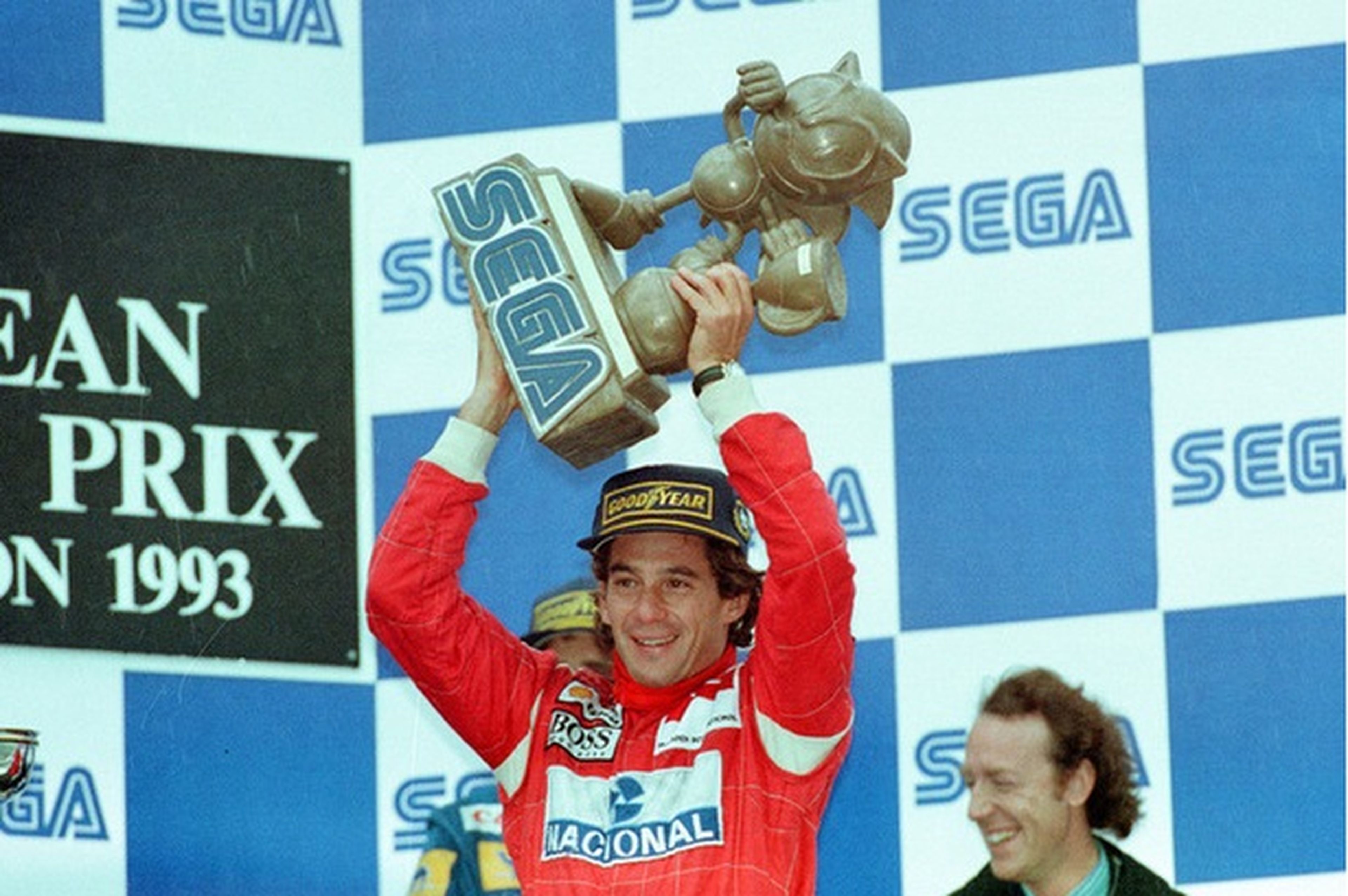 Ayrton Senna recibe un trofeo de Sonic, en el GP de Europa de 1993