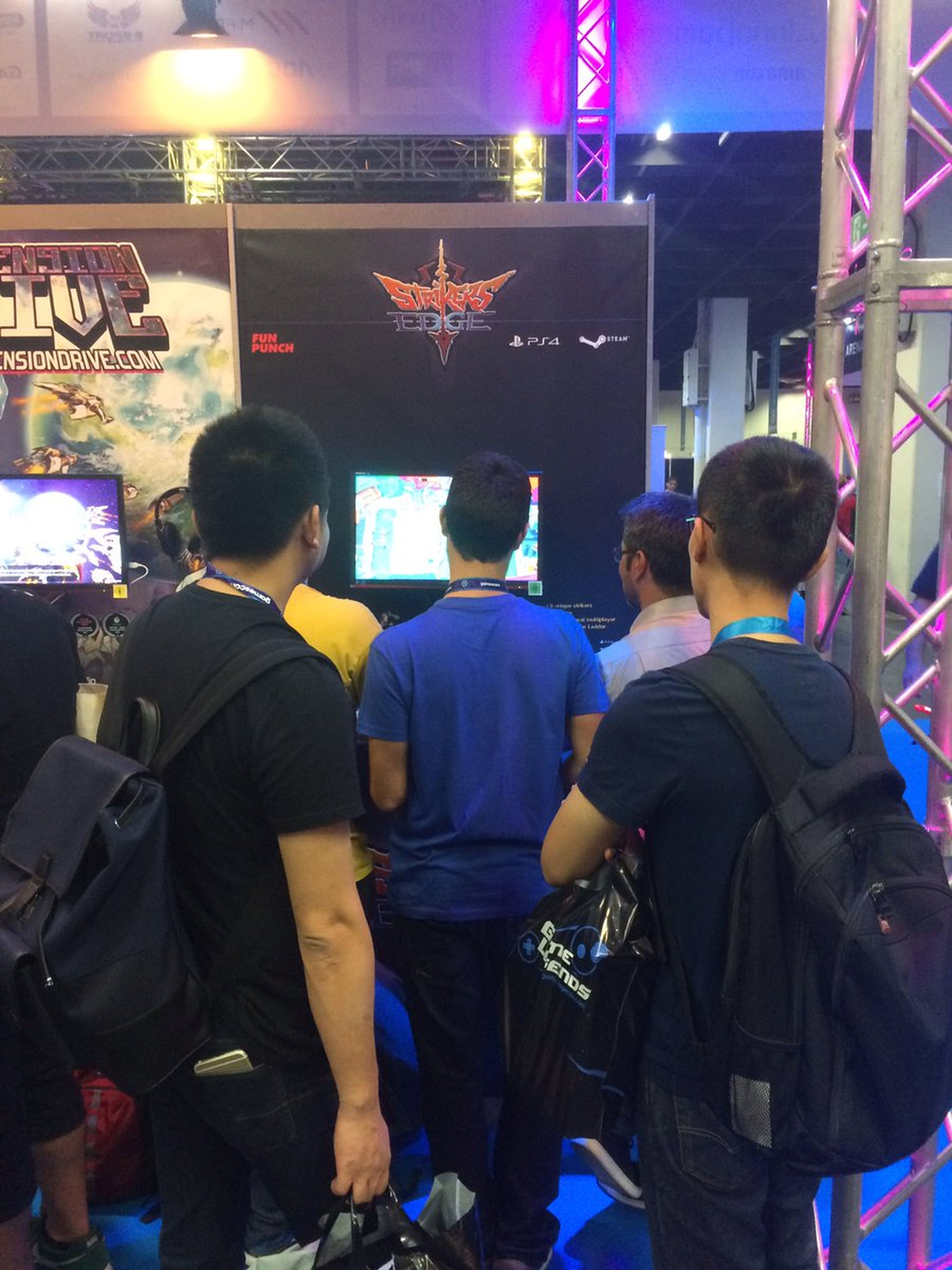 Fuin Punch Games mostrando Strikers Edge en Gamescom 2016.