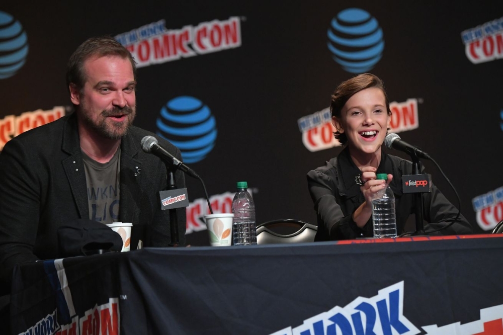 David K. Harbour y Millie Bobby Brown Nueva York Comic-Con, Stranger Things
