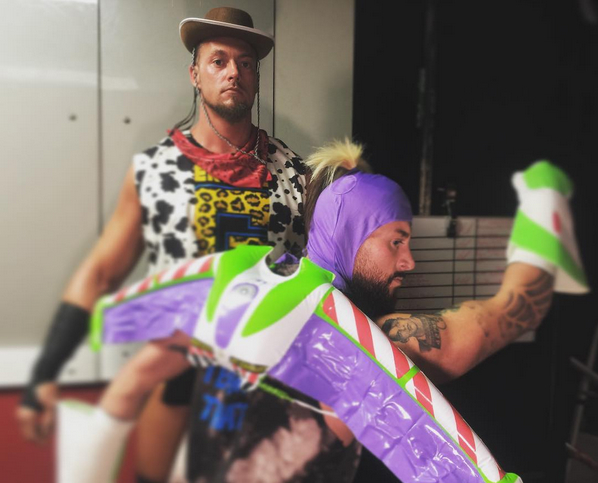 Big Cass y Enzo Amore se disfrazan de Toy Story por Halloween Big Cass y Enzo Amore se disfrazan de Toy Story por Halloween