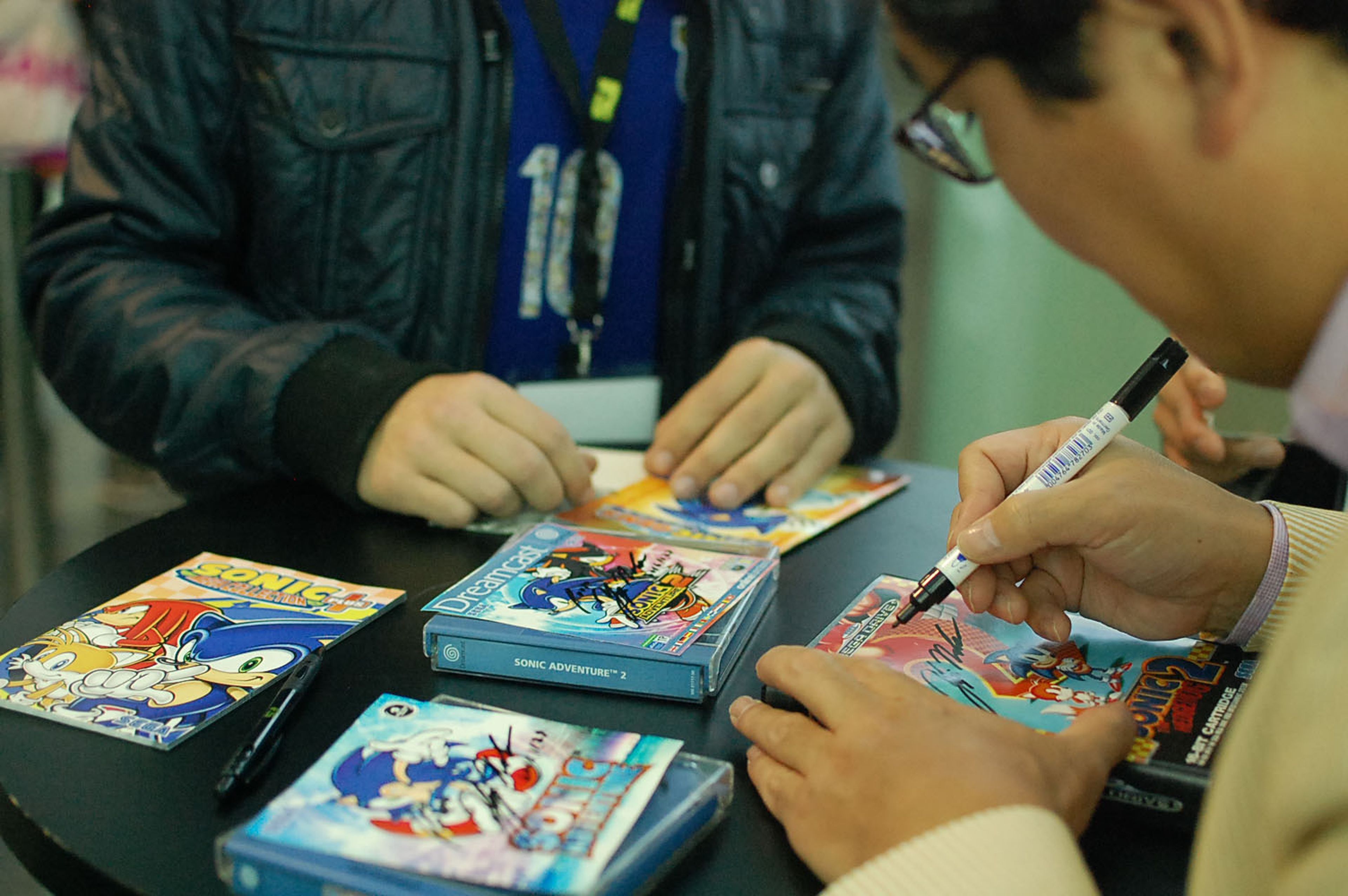 Tras la charla, Yuji Naka firmó todo tipo de juegos y merchandising al público asistente.