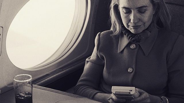 Hillary Clinton jugando a la Game Boy Hillary Clinton jugando a la Game Boy