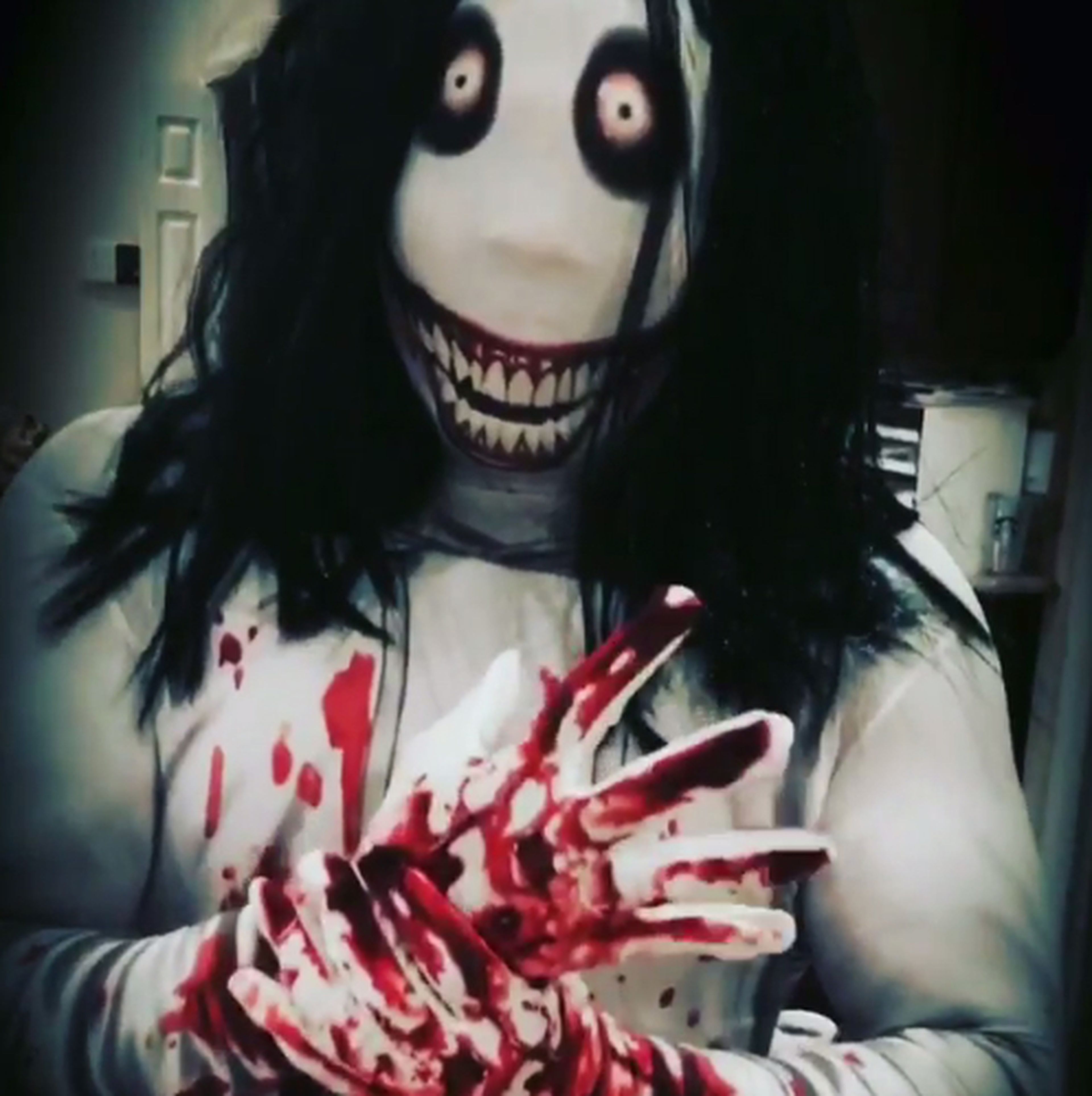 Kalisto se disfraza de asesino psicópata por Halloween