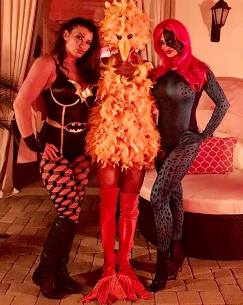 Torrie Wilson se disfraza de la Gallina Caponata por Halloween Torrie Wilson se disfraza de la Gallina Caponata por Halloween